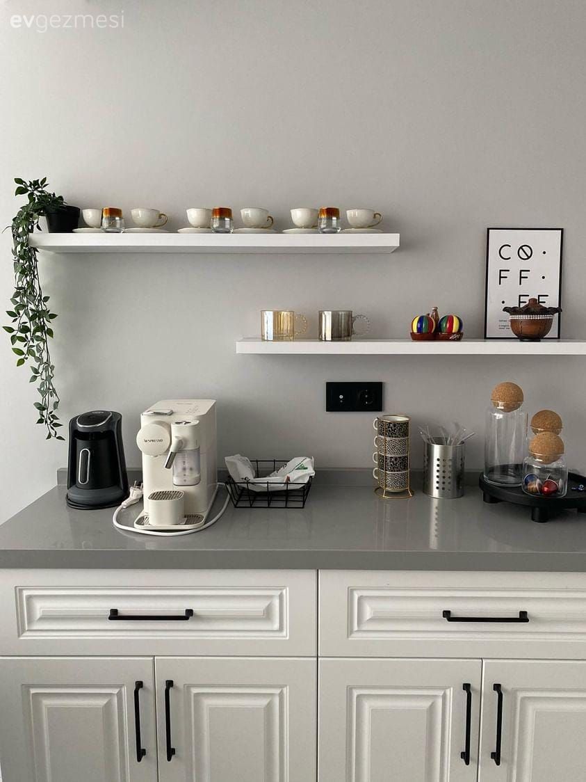 Mutfak rafı, Mutfak, Beyaz, Bej, Shaker kapaklı dolaplar, Kahve köşesi, Gri duvar, Mutfak aksesuarları