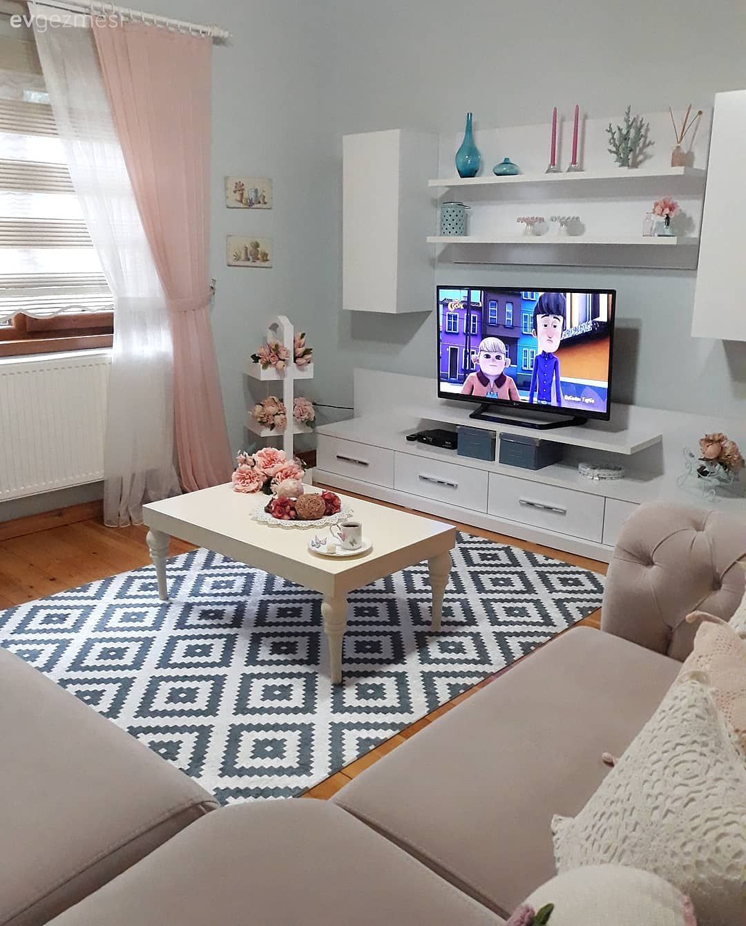 Tv ünitesi, Beyaz, Pembe, Tül perde, Zebra Perde, Orta sehpa, Kapitoneli koltuk, Geometrik desen, Halı, Ev Aksesuar, Sehpa üstü aksesuarı