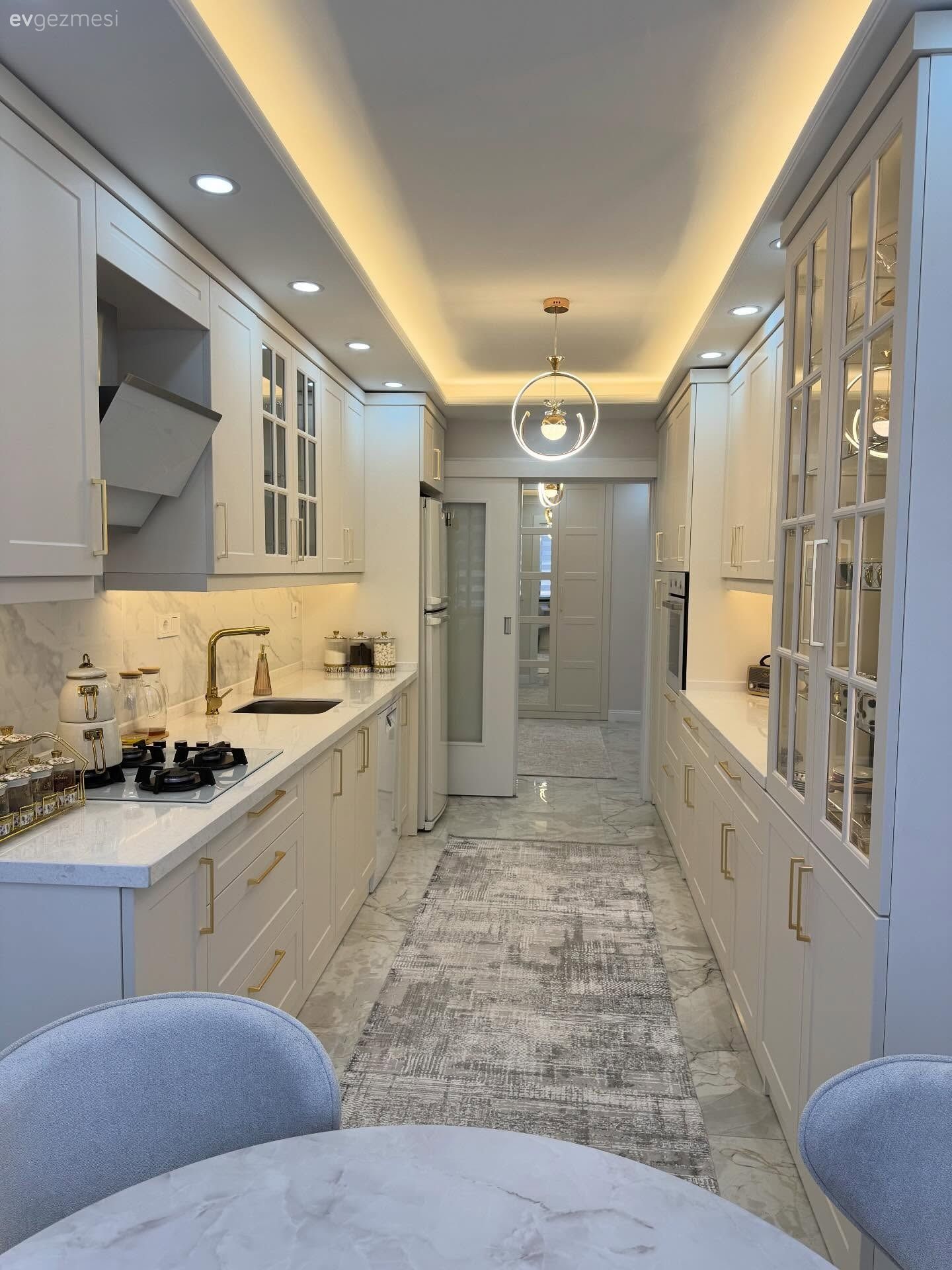 Koridor Tipi Bu Mutfakta Dar Alanları Ferahlatan Çözümler Uygulanmış