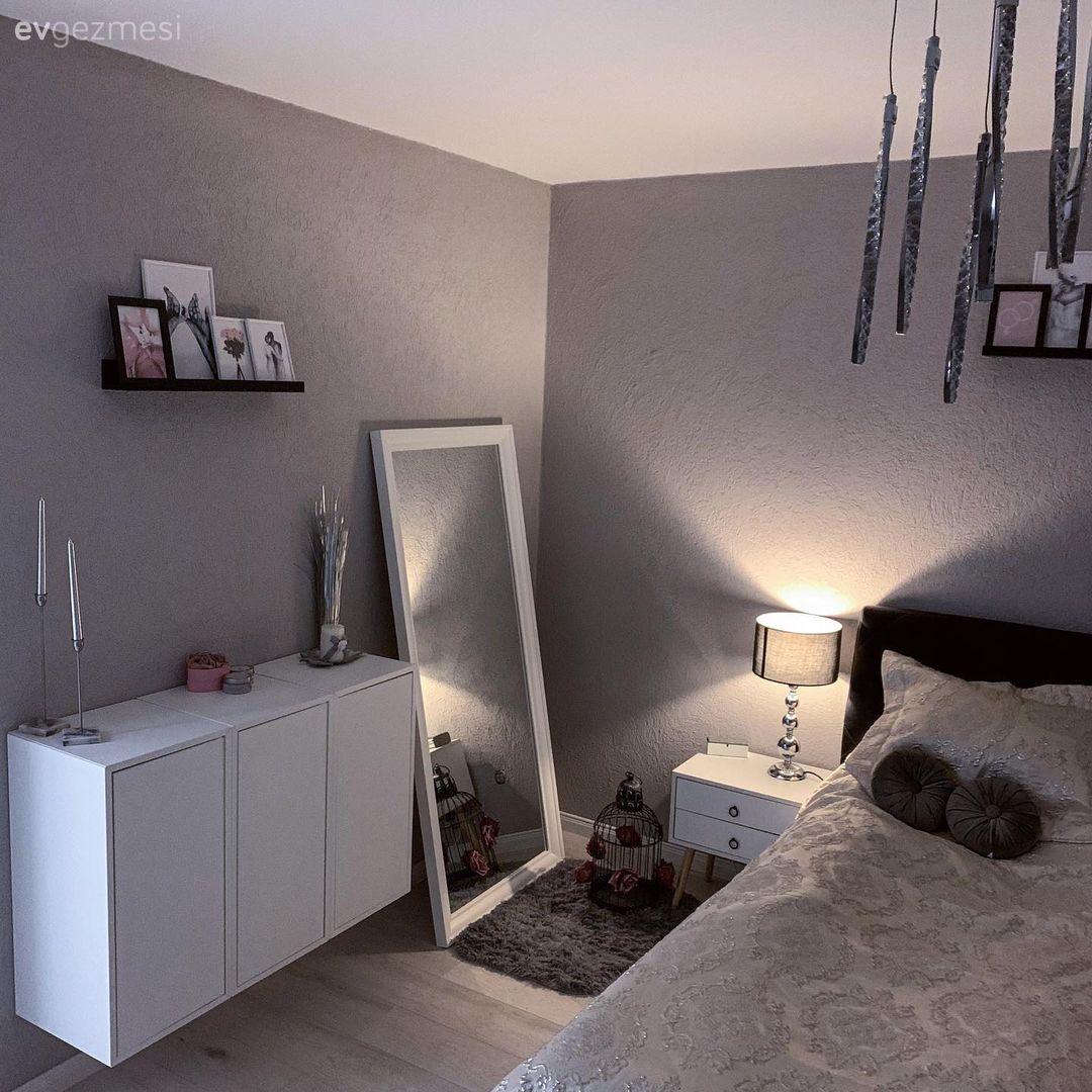 Beyaz, Siyah, Yatak Odası, Boy aynası, Ayna, Komodin, Gri duvar, Duvar dekorasyonu, Şamdan, Ev Aksesuar