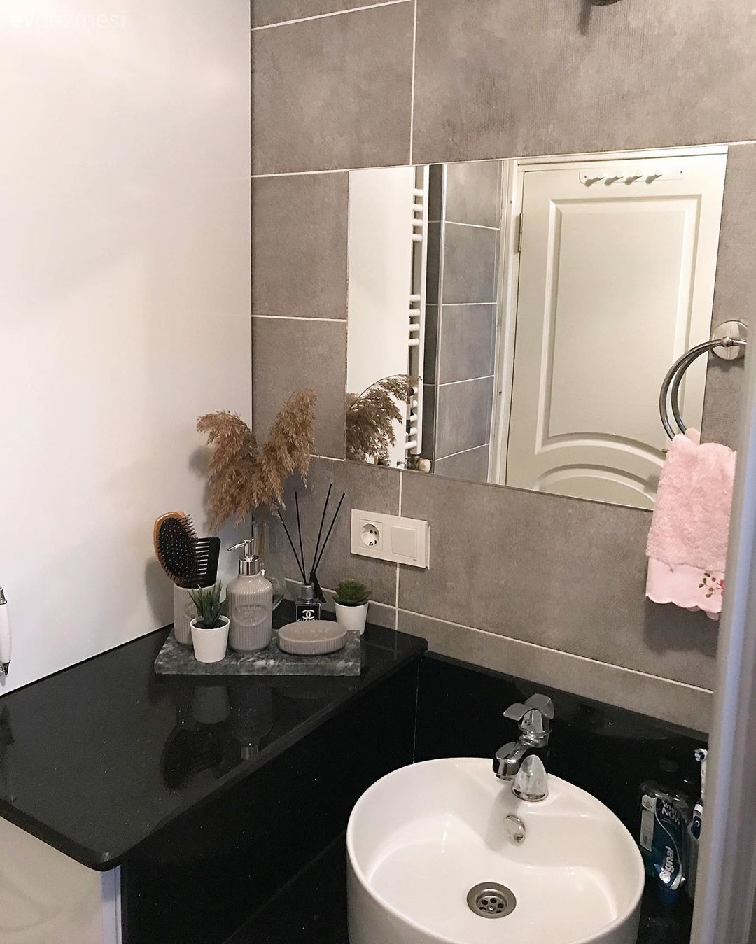 Banyo, Beyaz, Siyah, Banyo dolabı, Banyo aynası, Banyo seramikleri