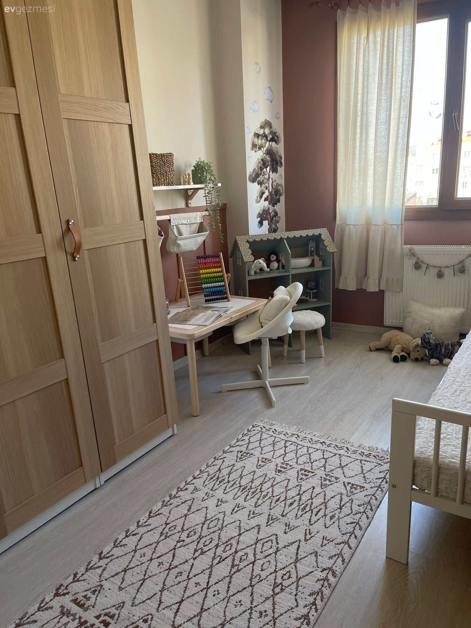 Çocuk Odası, Pudra pembe, Beyaz, Duvar çıtalama, Çocuk odası duvar dekorasyonu, Dolap, Çocuk odası halısı, Tül perde, Perde