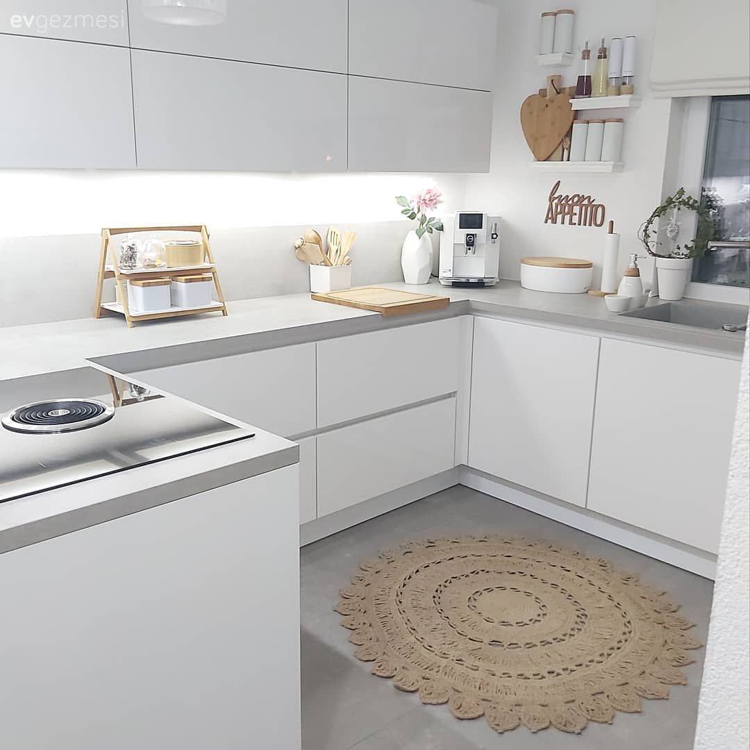 Mutfak, Beyaz, Hasır, U-tipi mutfak, Kulpsuz mutfak dolabı, Modern mutfak, Mutfak halısı, Mutfak tezgahı, Mutfak tezgah arası, Vazo, Ev Aksesuar, Yapay çiçekler, Pencere önü eviye, Eviye , Mutfak aksesuarları