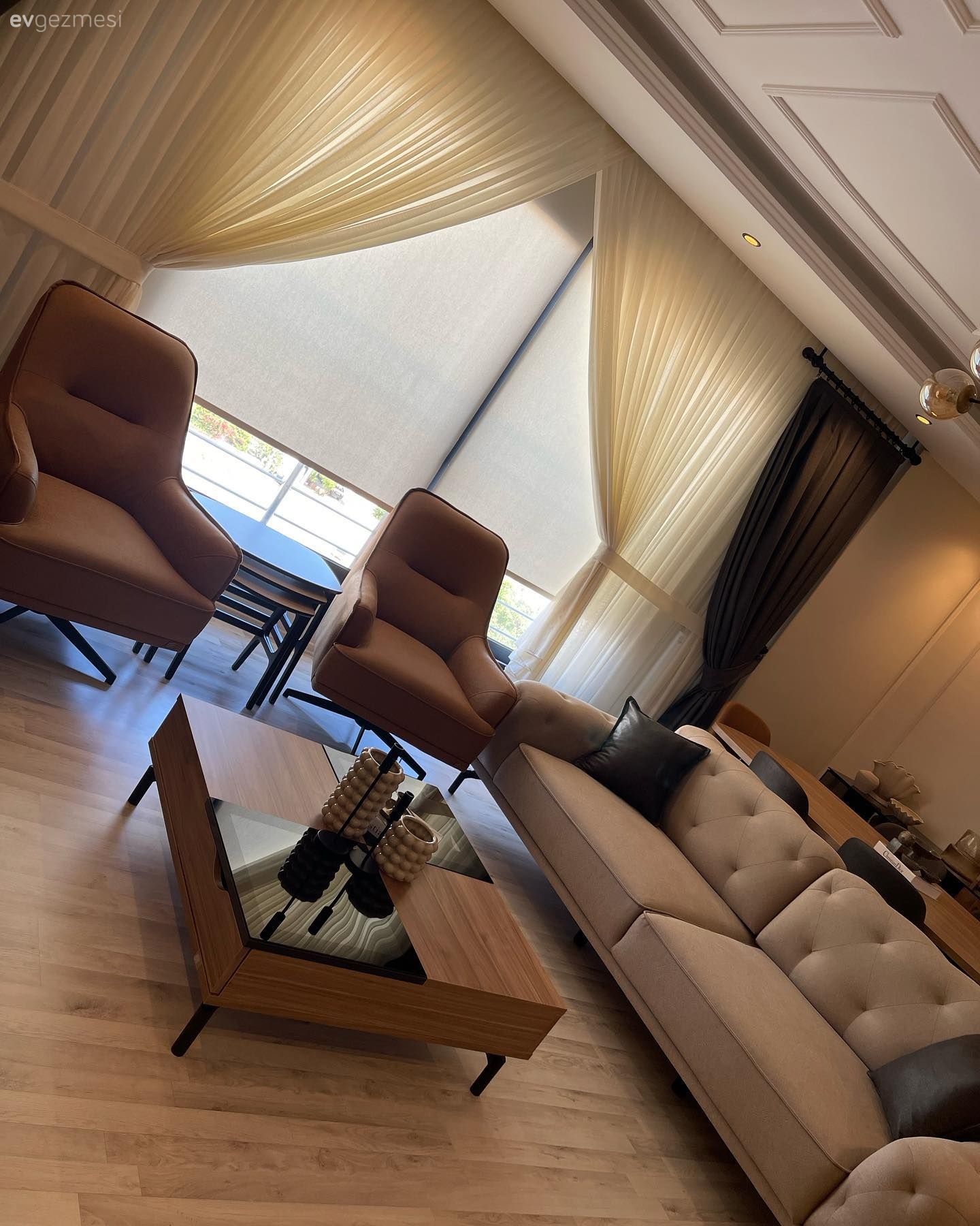 Salon, Modern, Vizon, Krem, Kahverengi, Yanık turuncu, Ahşap Mobilya, Bej, Tül perde, Perde, Fon perde, Berjer, Sehpa, Koltuk takımı