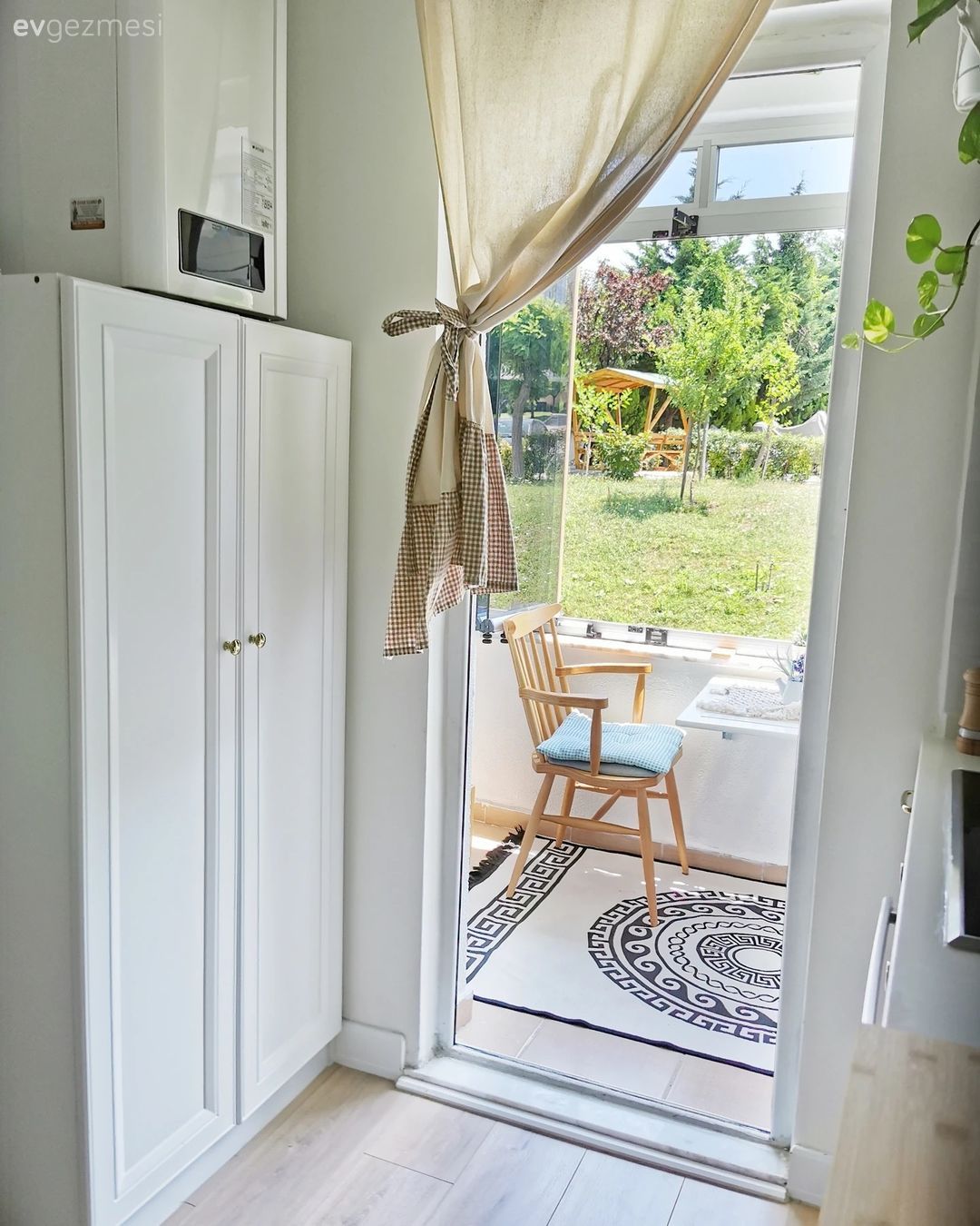 Beyaz, Ekstra mutfak dolabı, Mutfak, Mutfak perdesi, Ev bitkisi, Krem, Bej