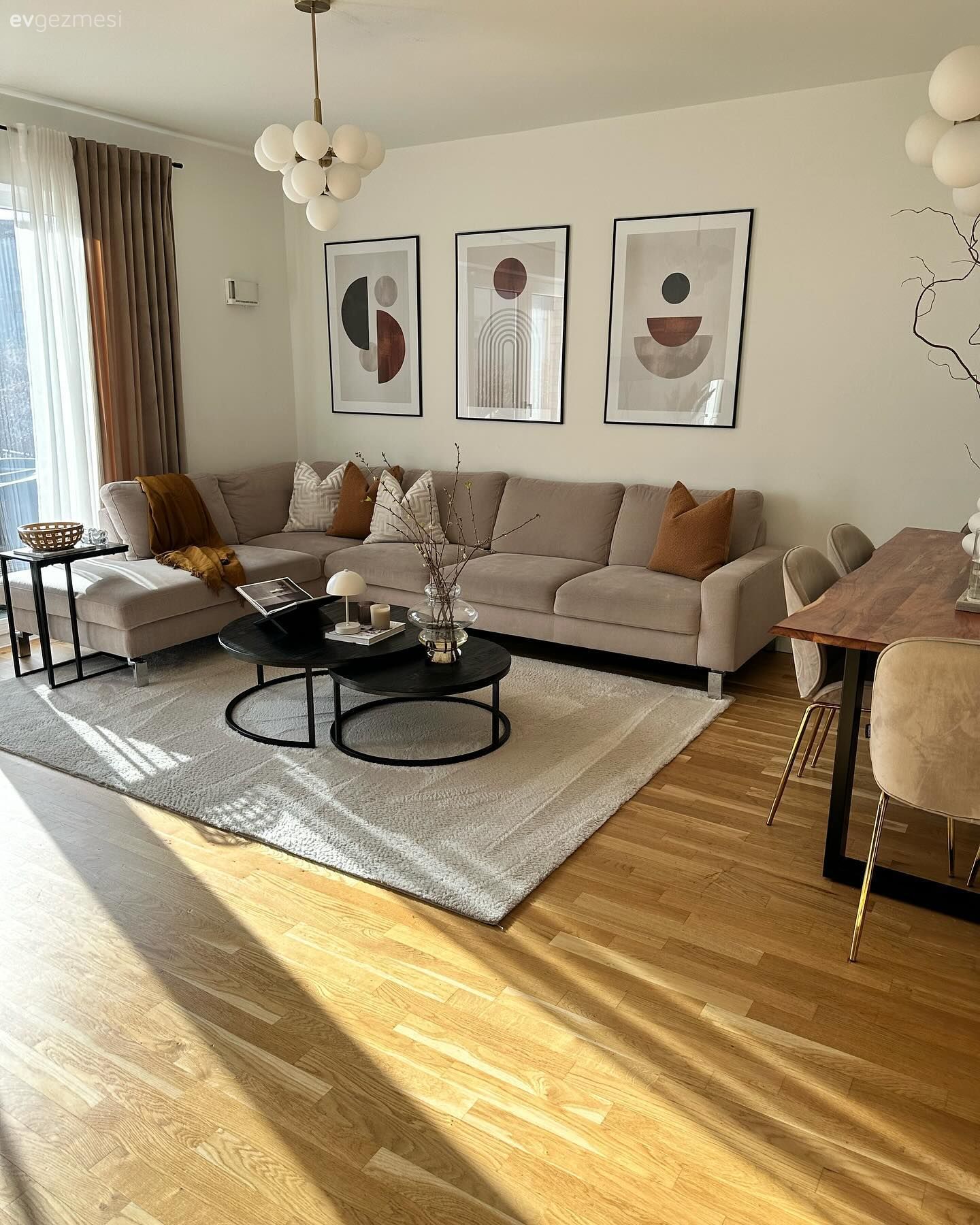 Geniş Salona Sahip Bu Evde Farklı Tarzlardan Esintiler Var!