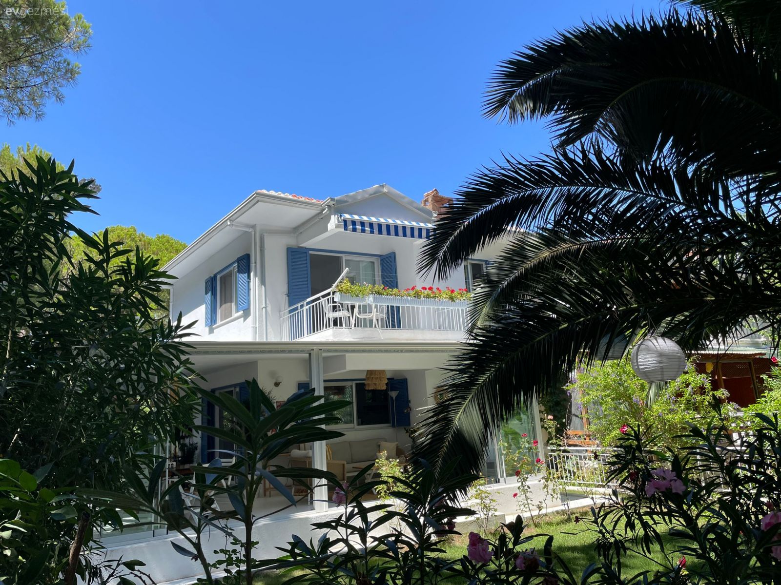 İçi 80 M2 Olan Bu Dikili Yazlığının Bahçesi Ayrı Bir Ev Kadar!