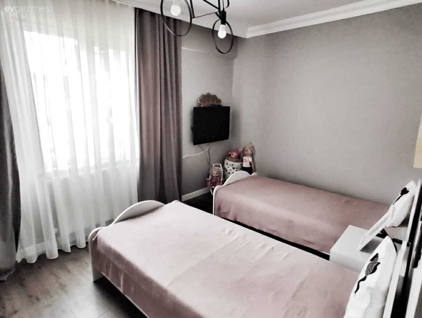 Çocuk Odası, Beyaz, Pudra pembe, Çocuk odası duvar dekorasyonu, Yatak Odası, Avize, Aydınlatma, Parke, Fon perde, Perde, Tül perde