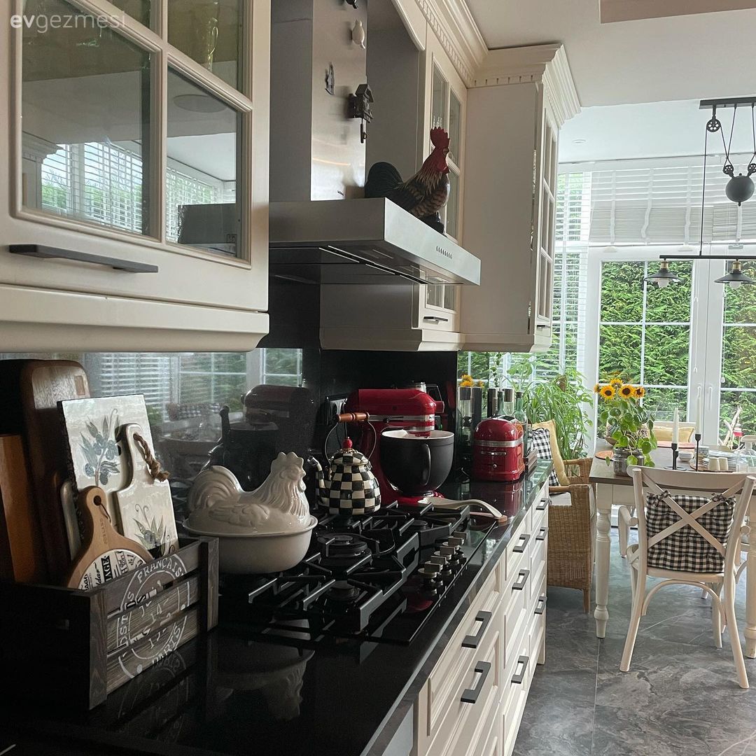 Mutfak, Beyaz, Siyah, Siyah tezgah, Mutfak tezgahı, Mutfak tezgah arası, Tezgah arası seramik, Davlumbaz, Country mutfak, Sandalye, Mutfak masası, Jaluzi, Kırmızı