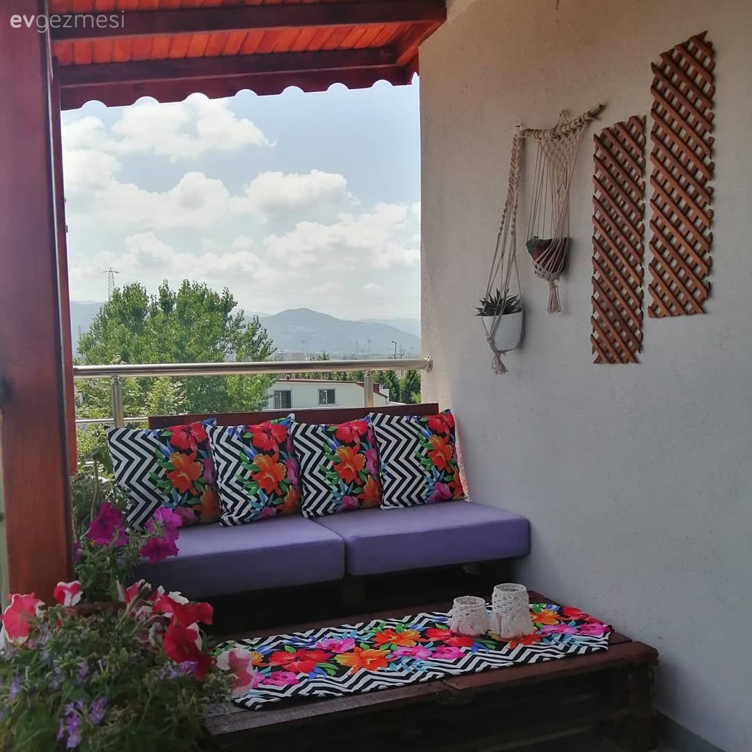Balkon, Beyaz, Gri, Pembe, Çiçekli desen, Desenler, Balkon oturma grubu, Balkon masası, Balkon duvar dekorasyonu, Balkon çiçekleri