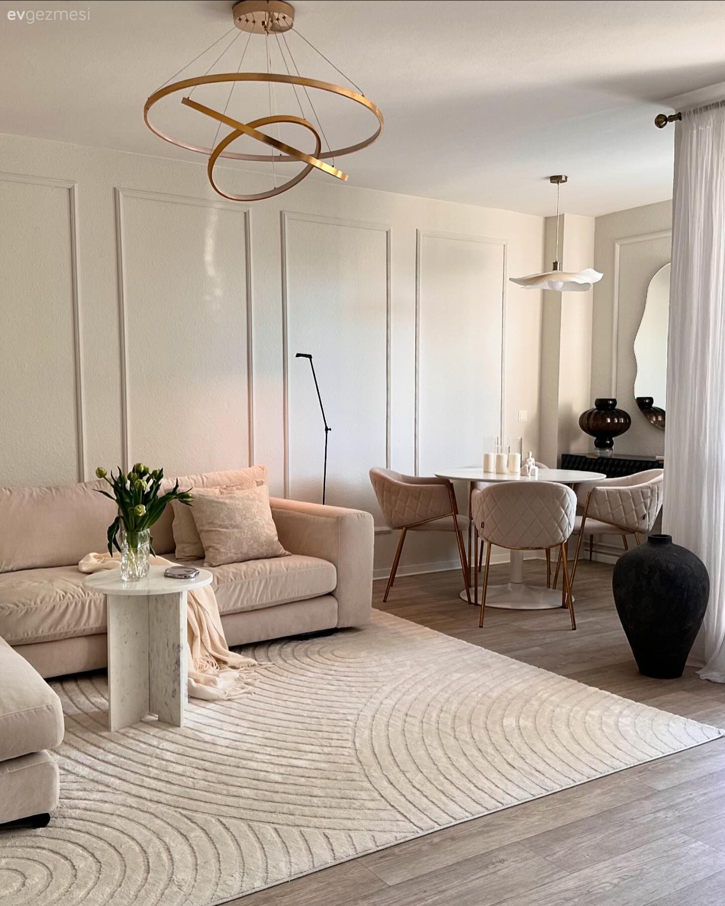 Salon, İskandinav, Modern, Krem, Bej, Beyaz, Kahverengi, Köşe koltuk, Koltuk takımı, Duvar çıtalama, Avize, Aydınlatma, Halı, Salon halısı, Yan sehpa, Sehpa, Dekoratif Objeler, Sandalye, Yemek masası, Altın, Vazo, Ev Aksesuar