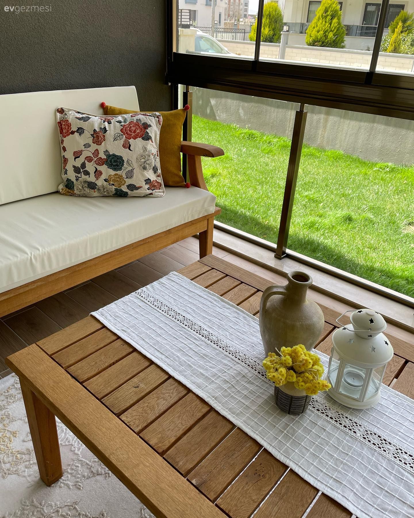 Antrasit duvar, Krem, Ahşap Mobilya, Balkon oturma grubu, Balkon, Balkon masası, Kırlent, Ev tekstili