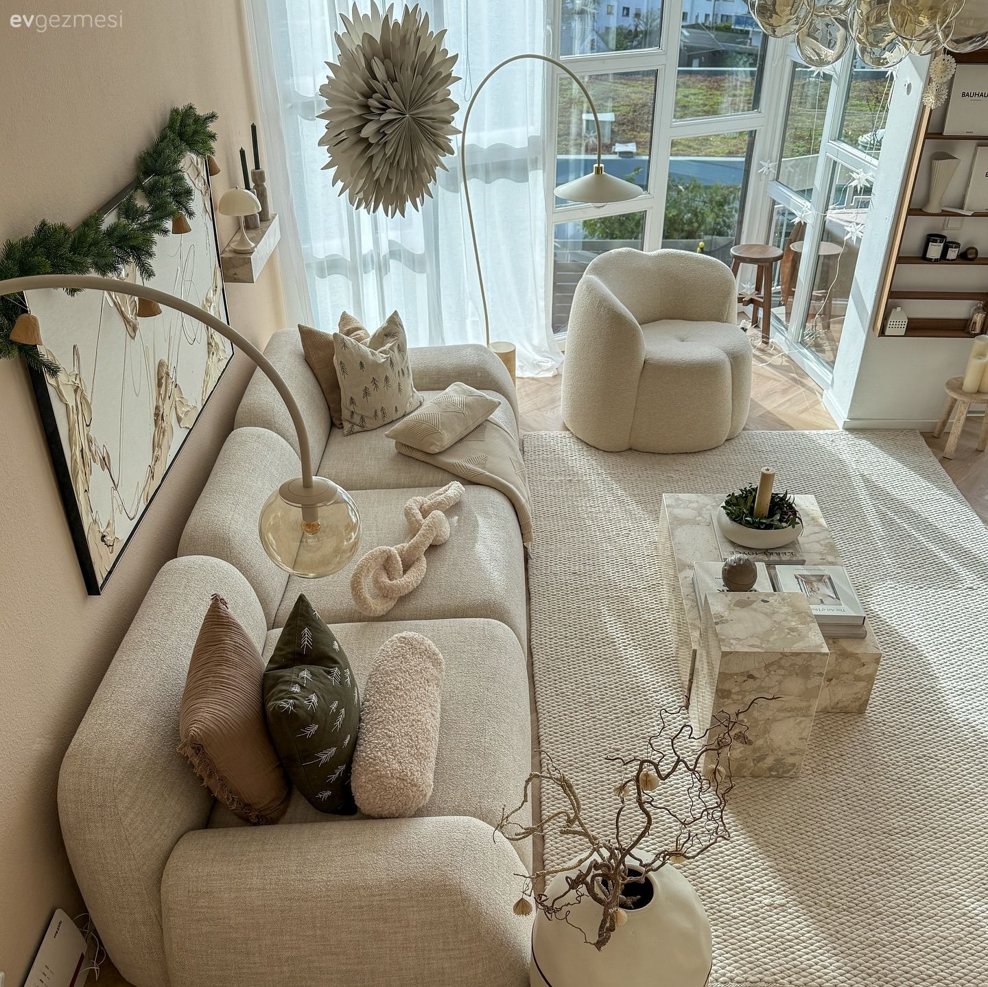 Salon, İskandinav, Modern, Beyaz, Bej, Krem, Koltuk takımı, Puf, Oval Mobilya, Tablo, Duvar dekorasyonu, Lambader, Aydınlatma, Orta sehpa, Sehpa, Beyaz halı, Salon halısı, Halı, Kırlent, Ev tekstili, Dekoratif Objeler, Tül perde, Perde