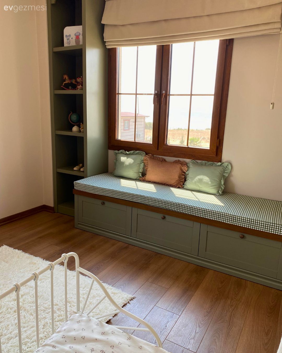 Çocuk Odası, Özel yapım dolaplar, Dolap, Country, Cam önü sedir, Sedir, Perde, Çocuk odası perdesi, Çocuk odası halısı, Kırlent, Ev tekstili