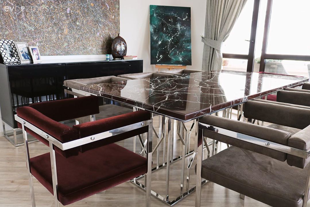 Yemek Odası, Mermer masa, Sandalye, Tablo, Duvar dekorasyonu, Fon perde, Perde, Konsol, Ev Aksesuar, Konsol üzeri dekoratif objeleri, Vazo, Çerçeve