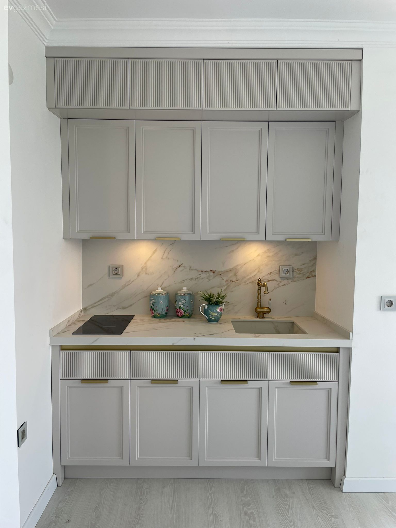 Bu Mutfak ve Banyo Küçük Alanlar İçin İyi Fikirler Veriyor