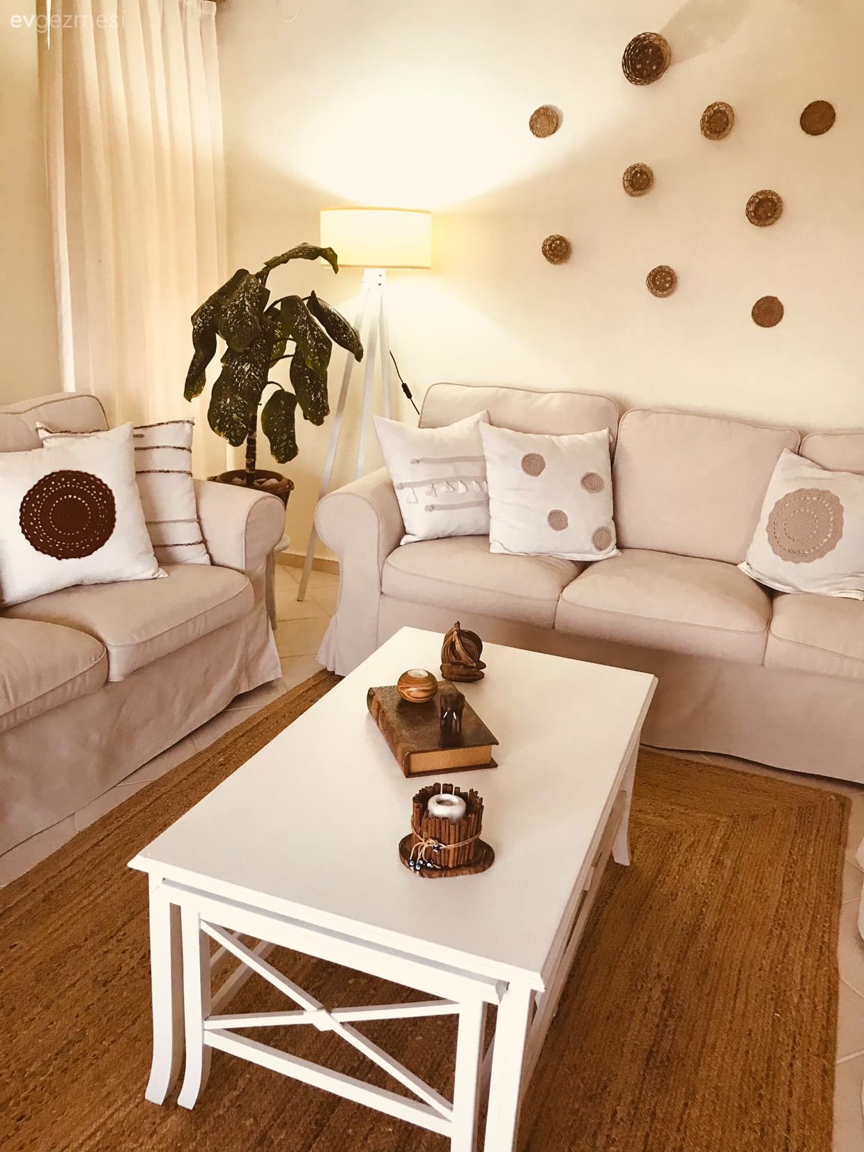 Salon, Bohem Dekorasyon, Beyaz, Krem, Bej, Makrome, Koltuk takımı, Orta sehpa, Sehpa, Jüt halı, Halı, Kırlent, Ev tekstili, Ev bitkisi, Sandalye, Yemek masası