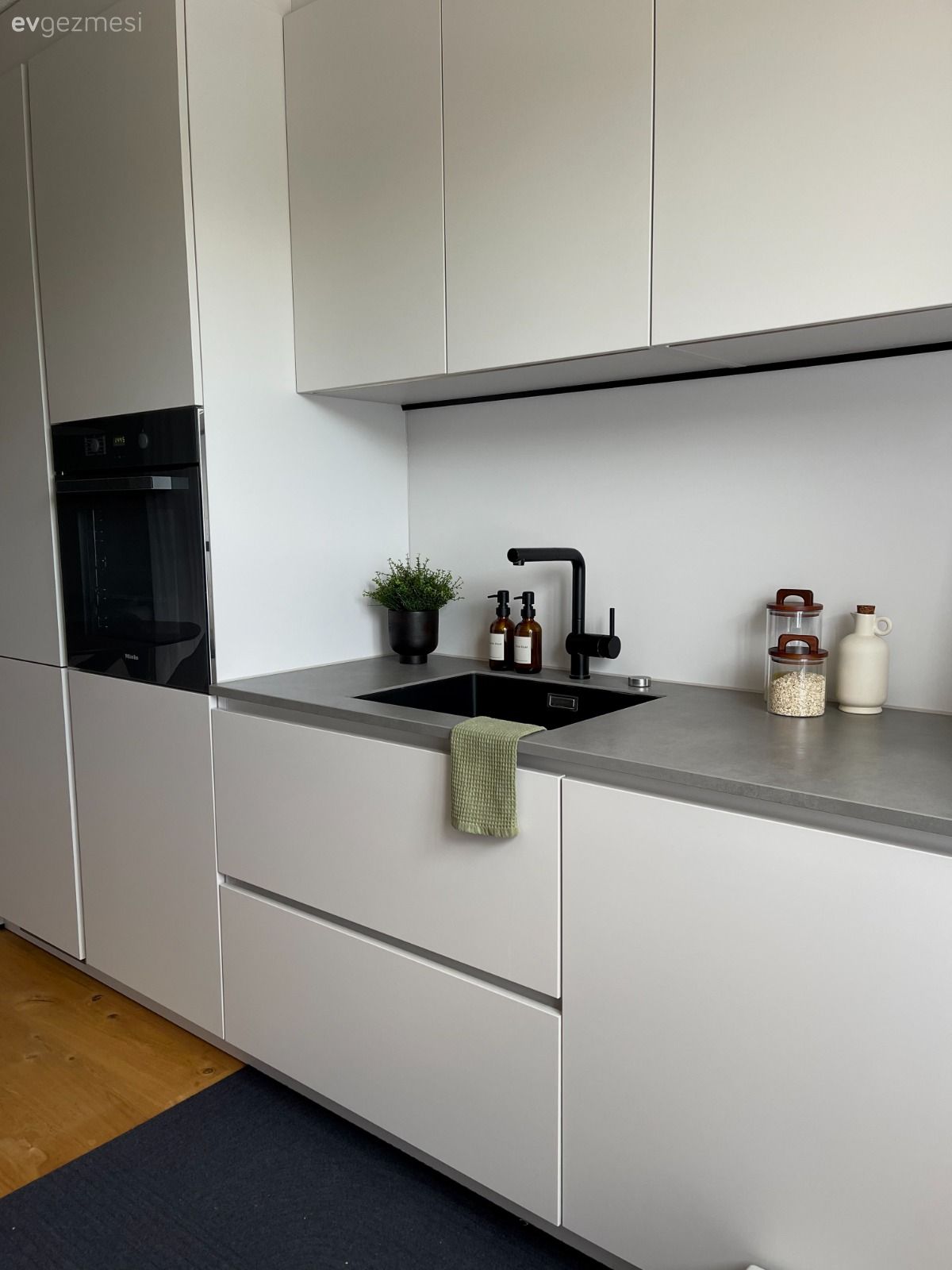 Modern mutfak, Mutfak, Beyaz, Bej, Kulpsuz mutfak dolabı, Ankastre, Mutfak aksesuarları