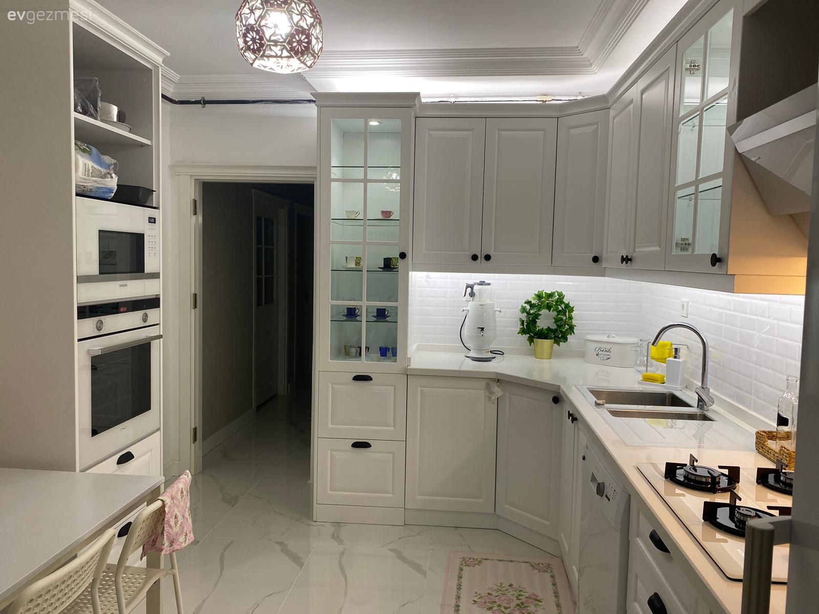 Mutfak, Beyaz mutfak, Beyaz, Siyah, Mutfak tezgahı, Mutfak tezgah arası, Tezgah arası seramik, Shaker kapaklı dolaplar, Ankastre, Mutfak aksesuarları, Ekstra mutfak dolabı, Mutfak zemin seramikleri