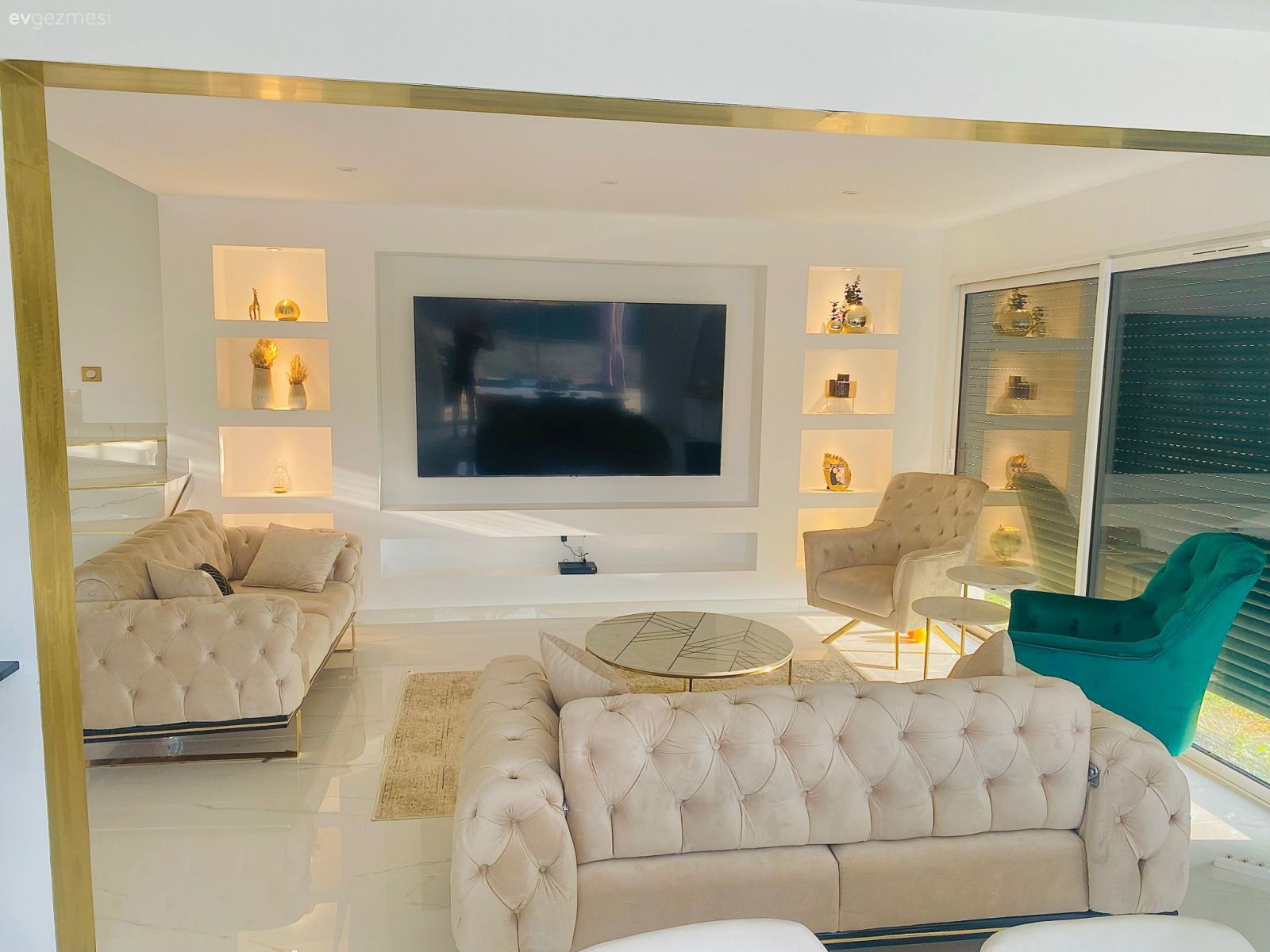 Salon, Modern, Art deko, Krem, Yeşil, Zümrüt yeşili, Altın, Modern chesterfield, Berjer, Koltuk takımı, Orta sehpa, Sehpa, Tv ünitesi, Tv ünitesi aksesuarları, Ev Aksesuar, Cam orta sehpa, Duvar Nişleri, Bej, Beyaz