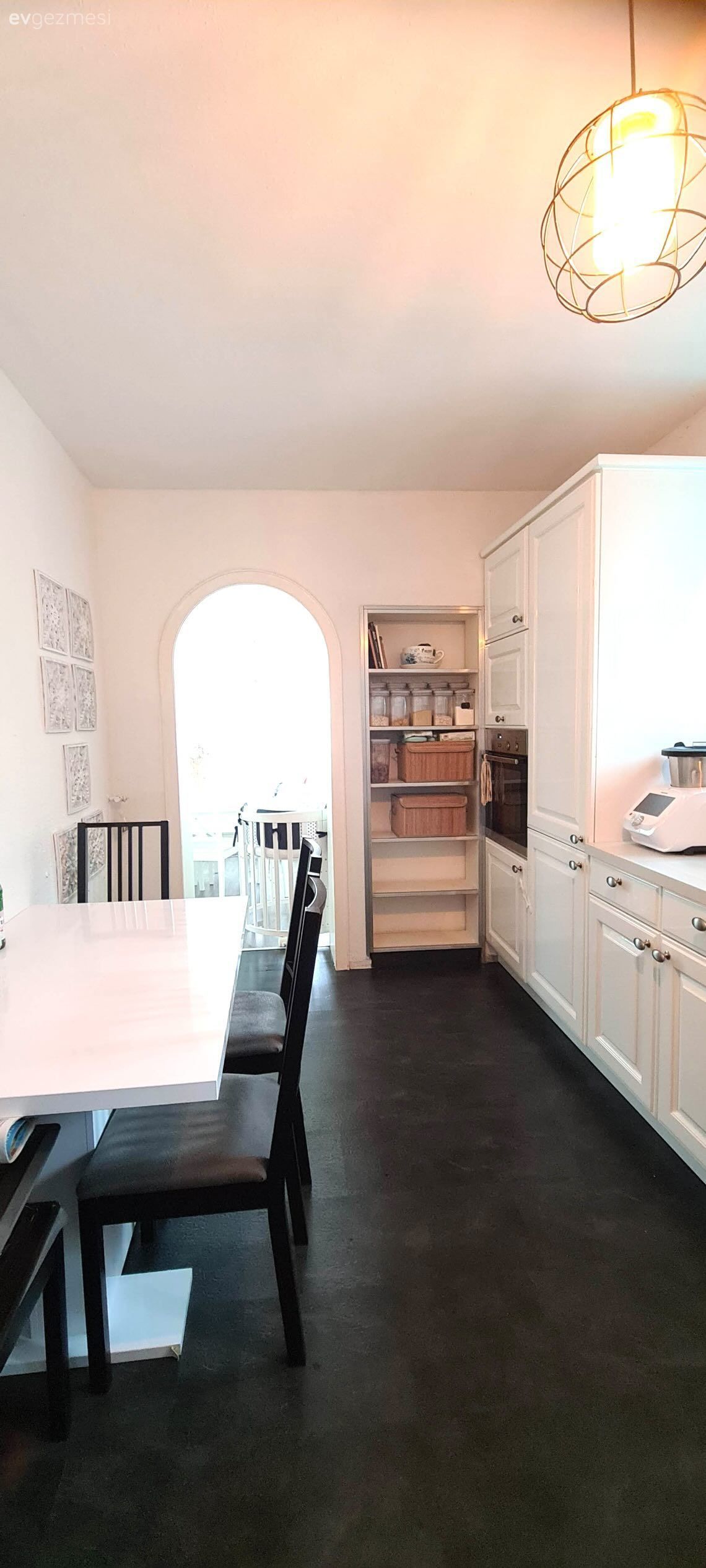 Mutfak, Beyaz, Country, Shaker kapaklı dolaplar, Siyah, Mutfak zemin seramikleri, Sandalye, Mutfak masası, Davlumbaz, Mutfak tezgahı, Mutfak tezgah arası, Tezgah arası seramik, Avize, Aydınlatma, Salon avizesi, Ankastre, Kapı 