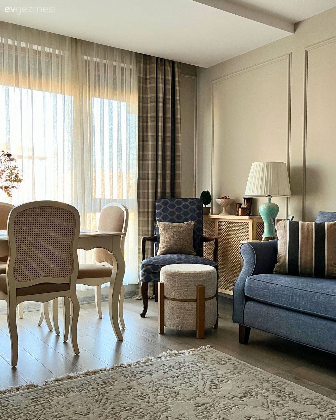 Salon, Country, Bohem Dekorasyon, Duvar çıtalama, Gri, Koltuk takımı, Kırlent, Ev tekstili, Fon perde, Perde, Tül perde, Bej, Krem, Sandalye, Yemek masası, Yan sehpa, Sehpa, Abajur, Aydınlatma