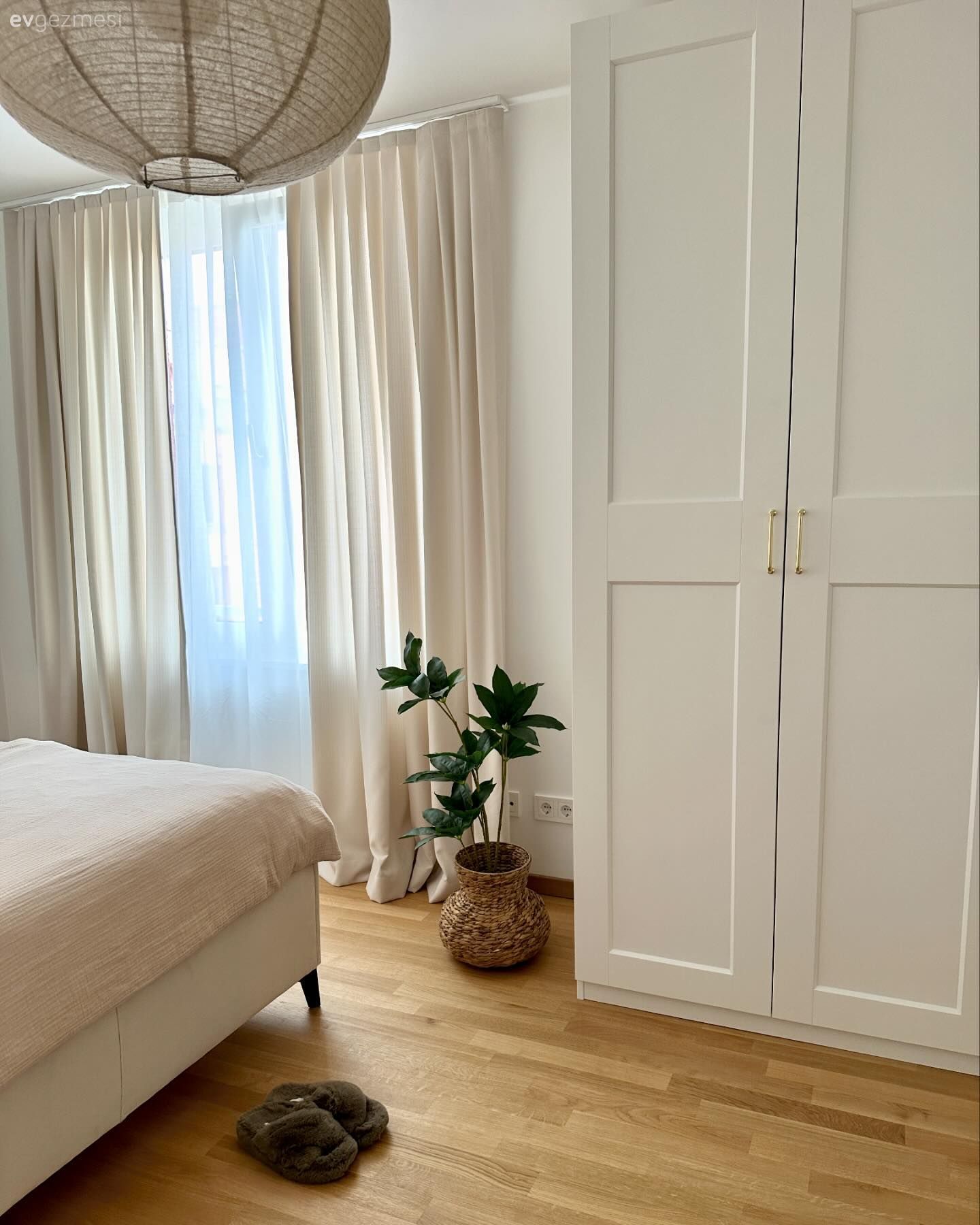 Bu İskandinav Evin Karakterini Beyaz ve Ahşaplar Oluşturmuş!