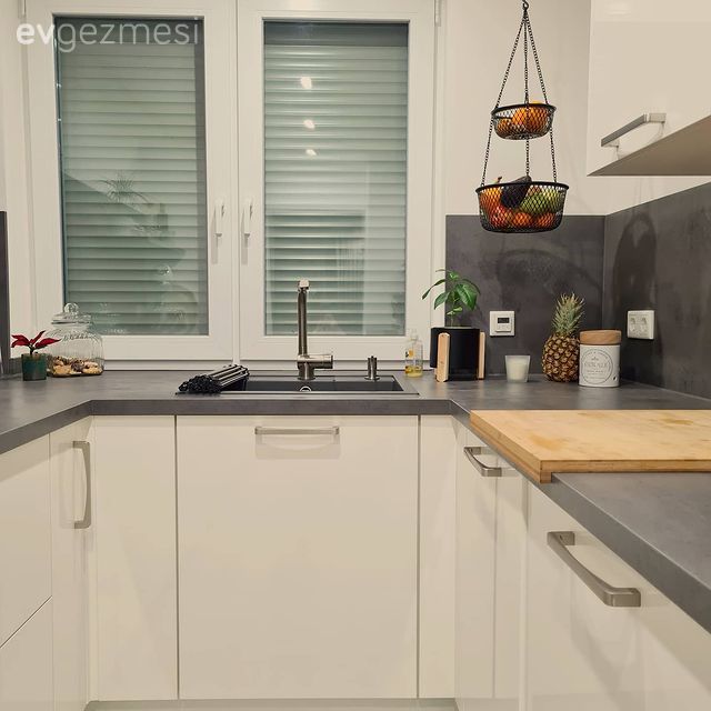 Mutfak, Beyaz, Siyah, Beyaz mutfak, Modern mutfak, U-tipi mutfak, Mutfak tezgahı, Mutfak tezgah arası, Tezgah arası seramik, Davlumbaz, Siyah tezgah, Ankastre, Pencere önü eviye, Eviye , Mutfak halısı