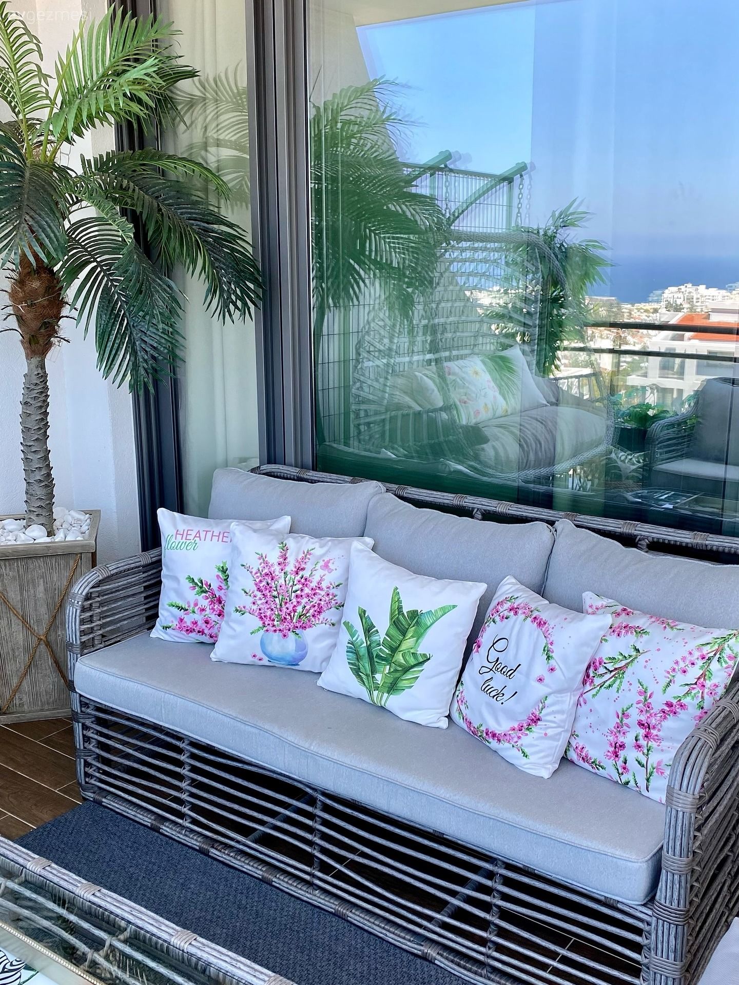 Bu Büyük Balkonu Bırakıp Evin İçine Girmek Pek Kolay Değil