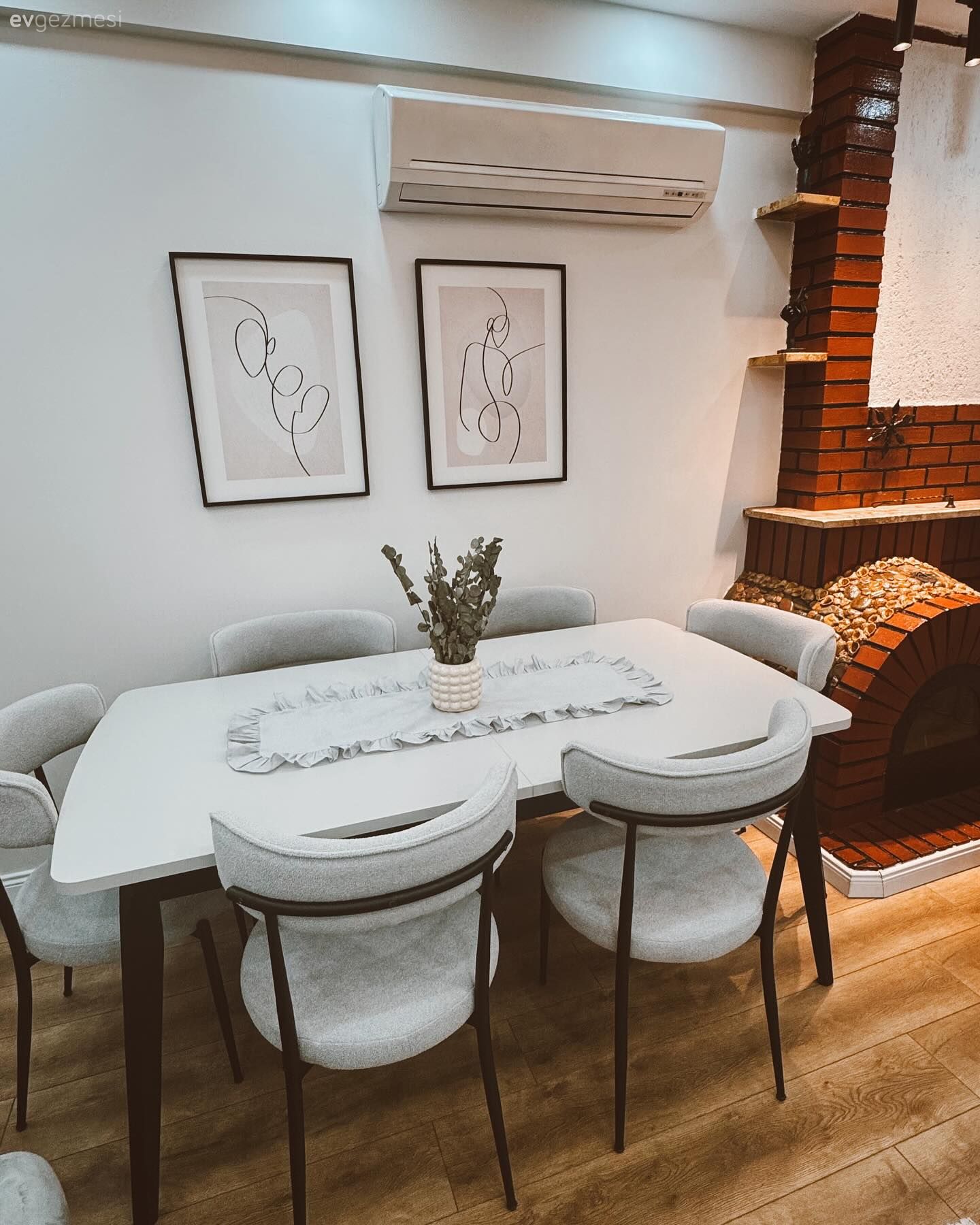 Şömine, Tuğla duvar, Berjer, Sandalye, Yemek masası, Parke, Halı, Salon halısı, Tül perde, Perde, Kırlent, Ev tekstili