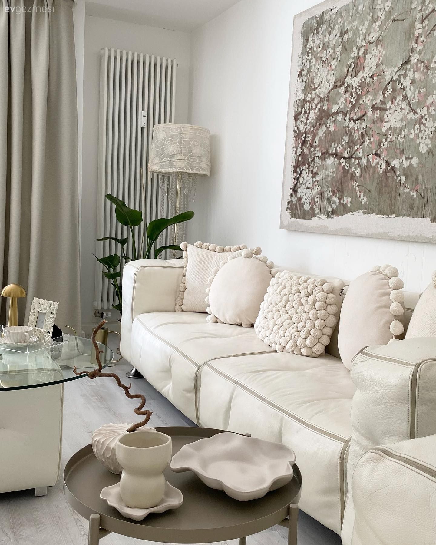 Beyaza Aşık Bu Dekorda Yuvarlak Formlu Parçalar da Pek Kıymetli!