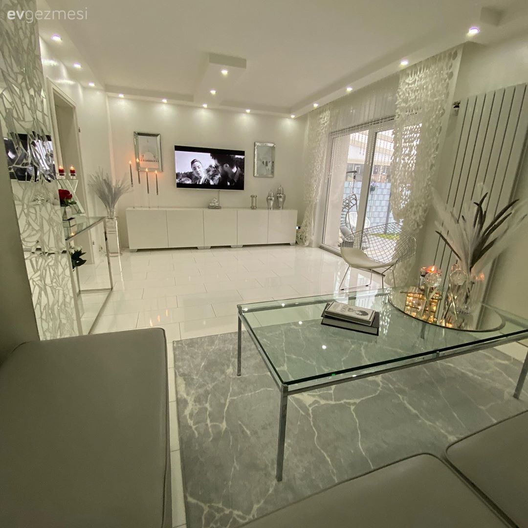 Salon, Modern, Art deko, Beyaz, Gri, Cam orta sehpa, Orta sehpa, Sehpa üstü aksesuarı, Ev Aksesuar, Vazo, Pampas otu, Spot aydınlatma, Aydınlatma, Tv ünitesi, Tv ünitesi aksesuarları, Halı