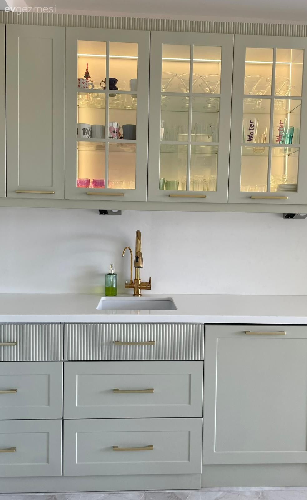 Mutfak, Modern, Gri, Beyaz, Bej, Mutfak tezgahı, Mutfak tezgah arası, Eviye , Mutfak bataryası, Shaker kapaklı dolaplar, Cam kapaklı dolap