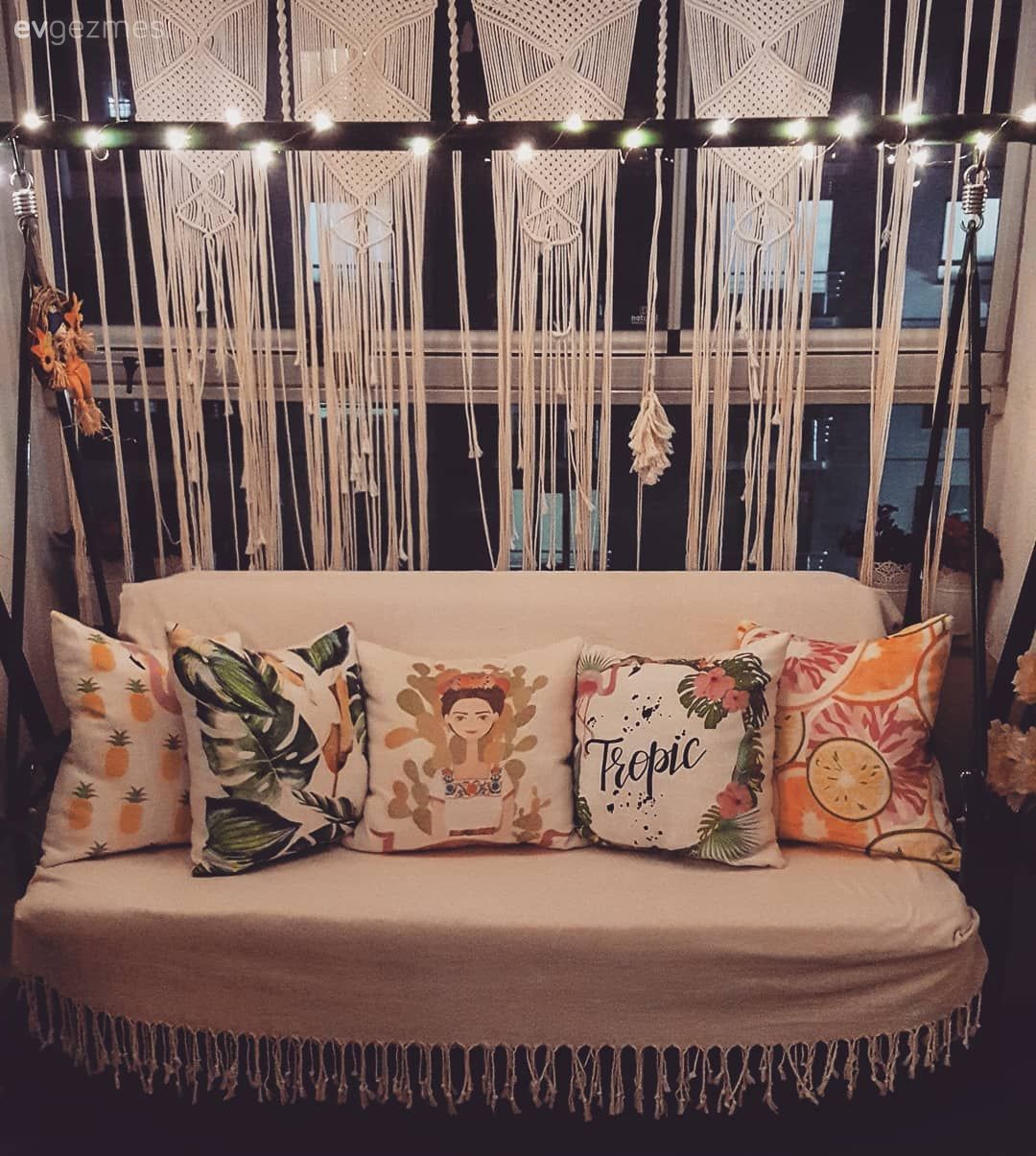 Balkon, Beyaz, Makrome, Salıncak, Kırlent, Ev tekstili, Çiçekli desen, Desenler, Led peri ışık, Sarı
