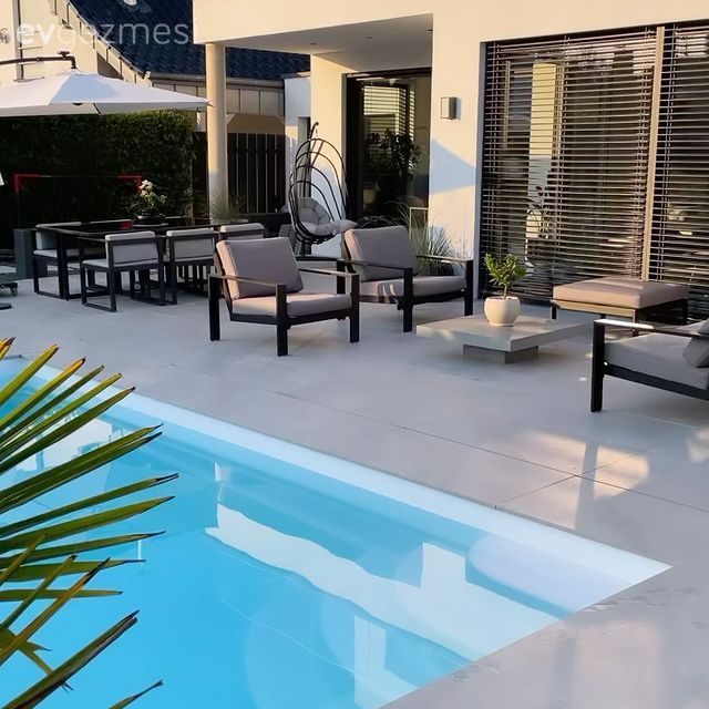 Bu Modern Evde Siyahın Gölgesi Beyaz, Beyazın Gölgesi De Siyah!