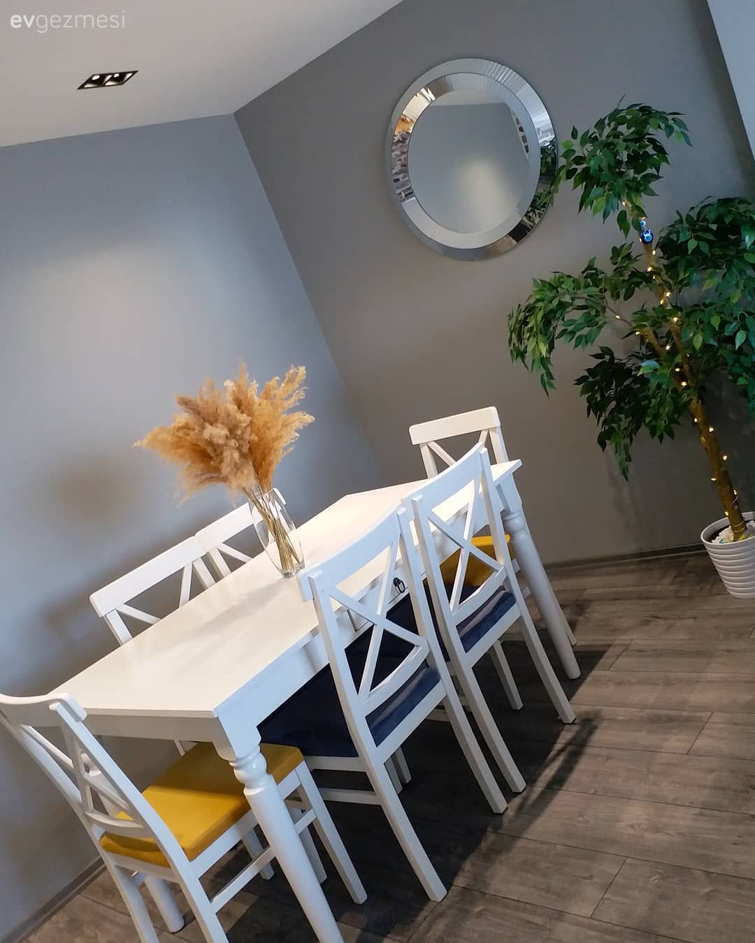 Gri duvar, Beyaz, Sarı, Yuvarlak ayna, Dekoratif ayna, Ev bitkisi, Yemek masası, Vazo, Ev Aksesuar