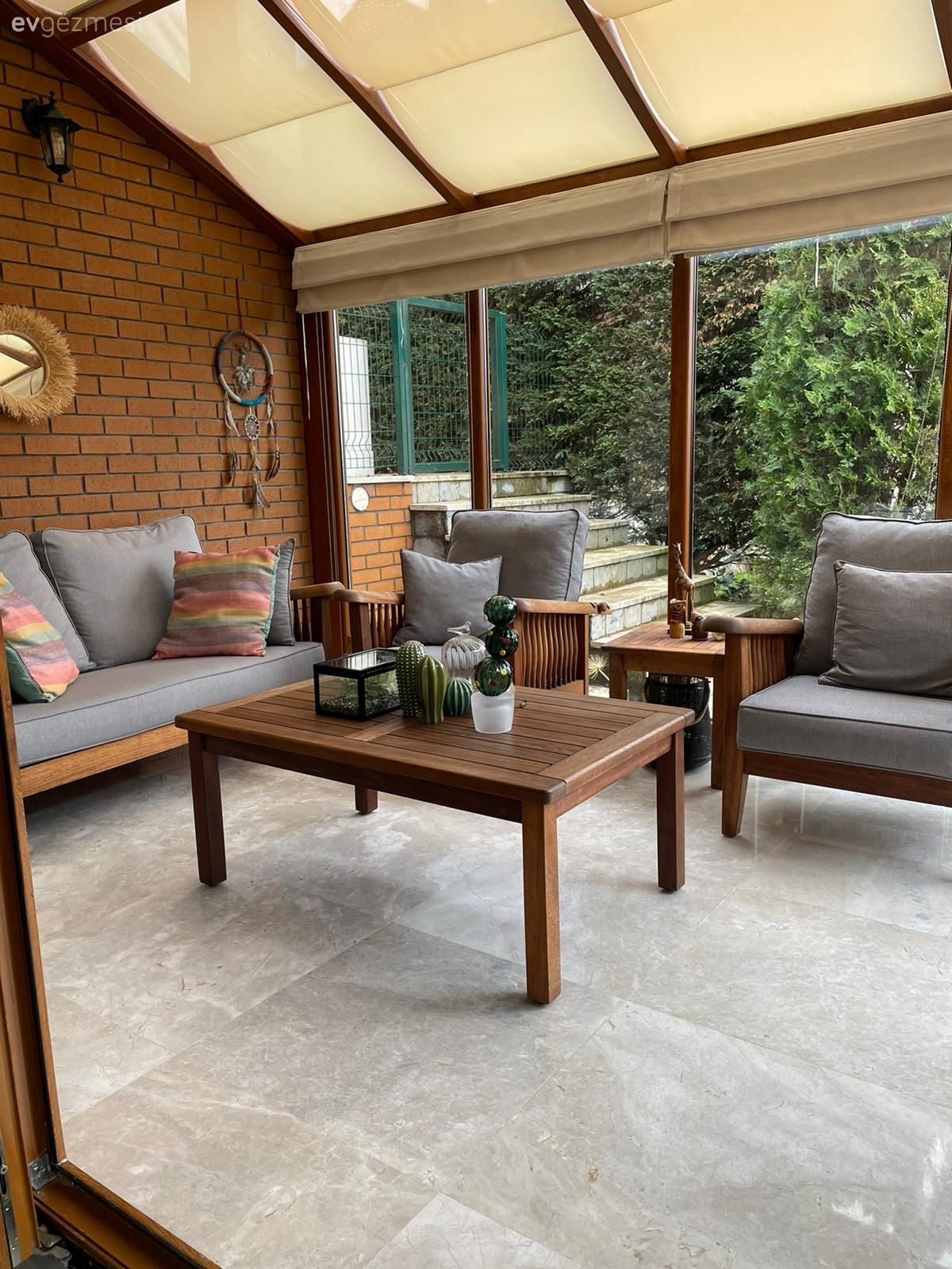 Zamansızlık Hissi Veren Bu Evde Az ve Çok Ortak Paydada Buluşmuş!