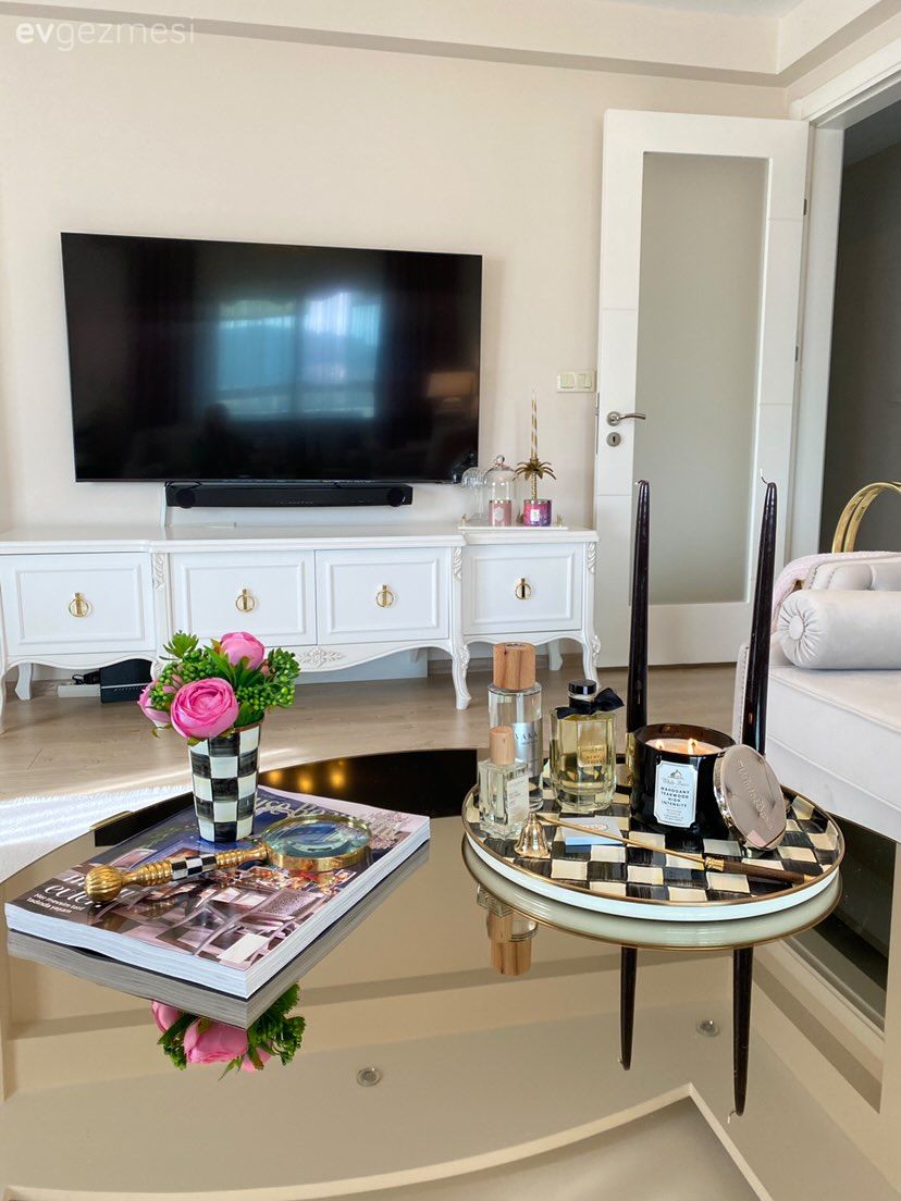Beyaz, Siyah, Koltuk takımı, Tv ünitesi, Tv ünitesi aksesuarları, Ev Aksesuar, Orta sehpa, Sehpa, Dekoratif Objeler