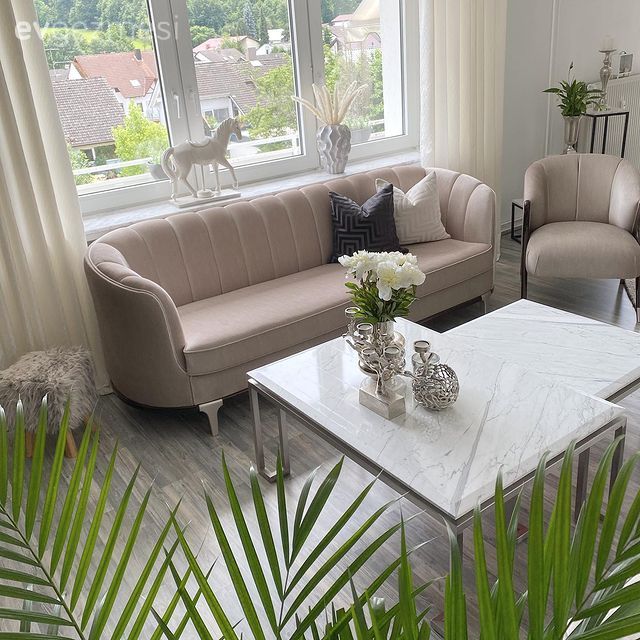 Salon, Modern, İskandinav, Beyaz, Bej, Krem, Tül perde, Perde, Koltuk takımı, Berjer, Orta sehpa, Sehpa, Halı, Salon halısı, Kırlent, Ev tekstili, Çiçekler, Dekoratif Objeler, Ev bitkisi