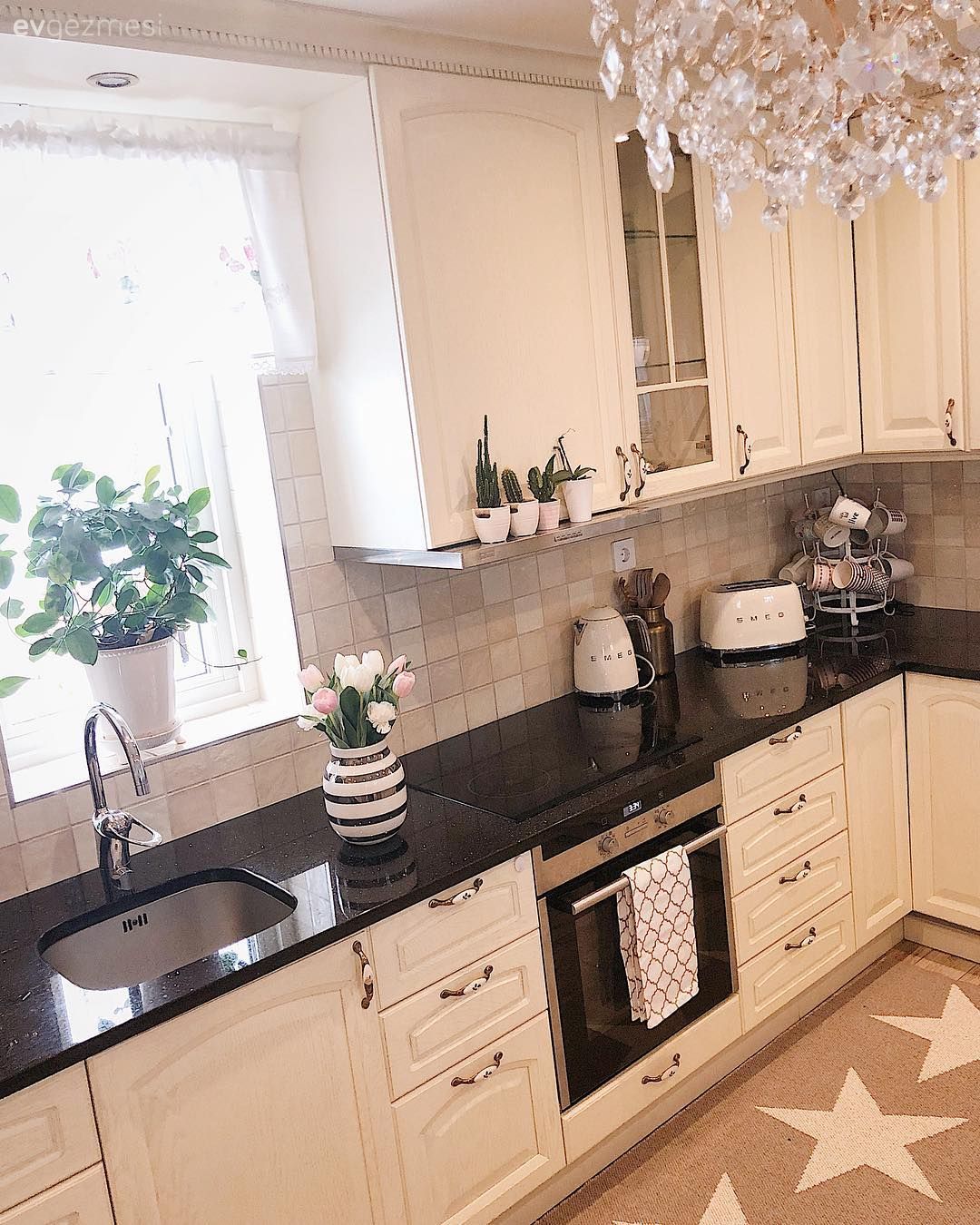 Mutfak, U-tipi mutfak, Beyaz, Siyah, Mutfak tezgahı, Mutfak tezgah arası, Mutfak Avize Modelleri, Mutfak halısı, Siyah tezgah, Mutfak aksesuarları, Sandalye, Duvar saati, Mutfak duvar dekorasyonu, Pencere önü eviye, Eviye 