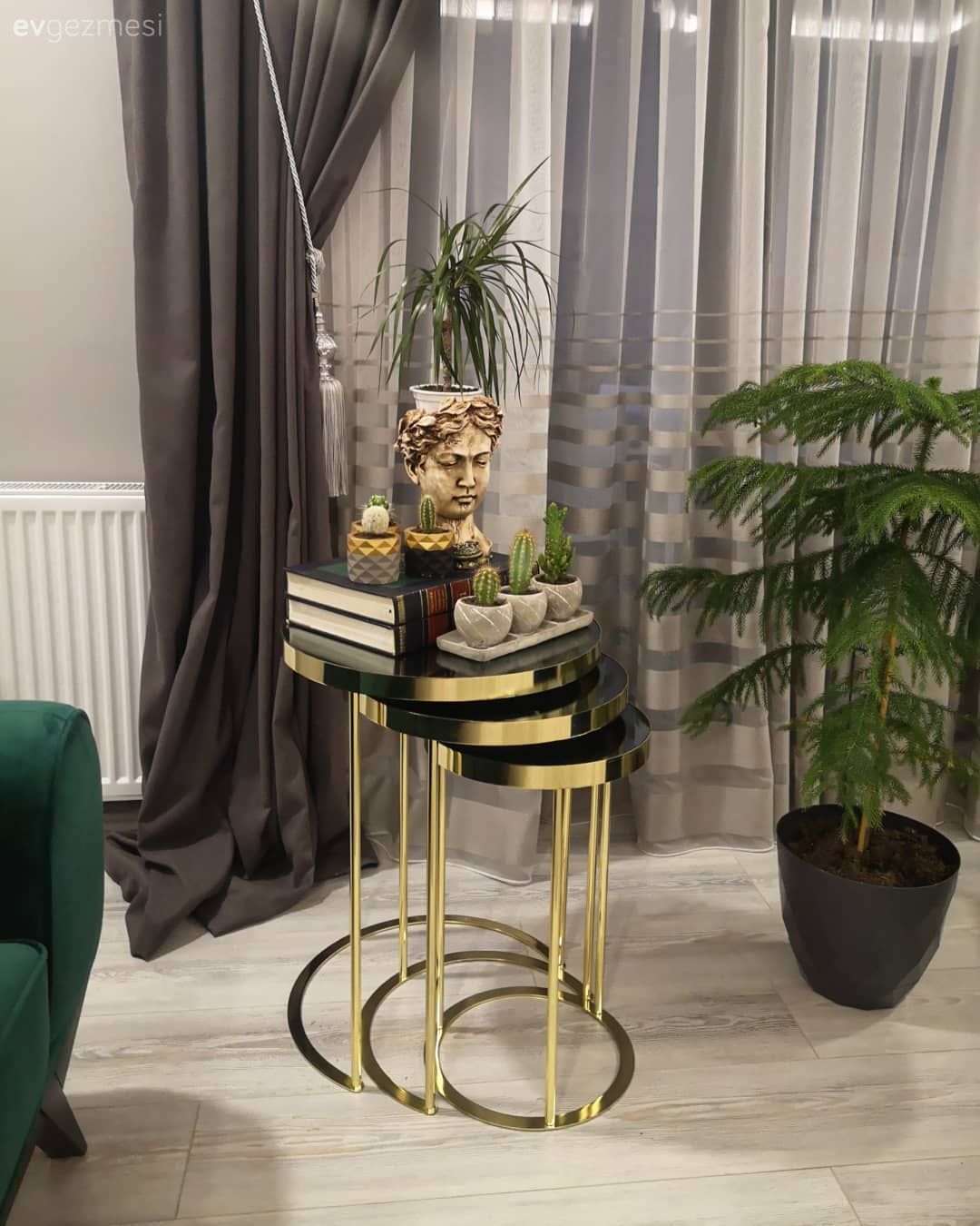 Salon, Modern klasik, Yeşil, Gri, Zigon sehpa, Sehpa, Metal ayaklı sehpa, Yuvarlak sehpa, Saksı, Ev bitkisi, Fon perde, Perde, Tül perde, Dekoratif Objeler, Sehpa üstü aksesuarı, Ev Aksesuar