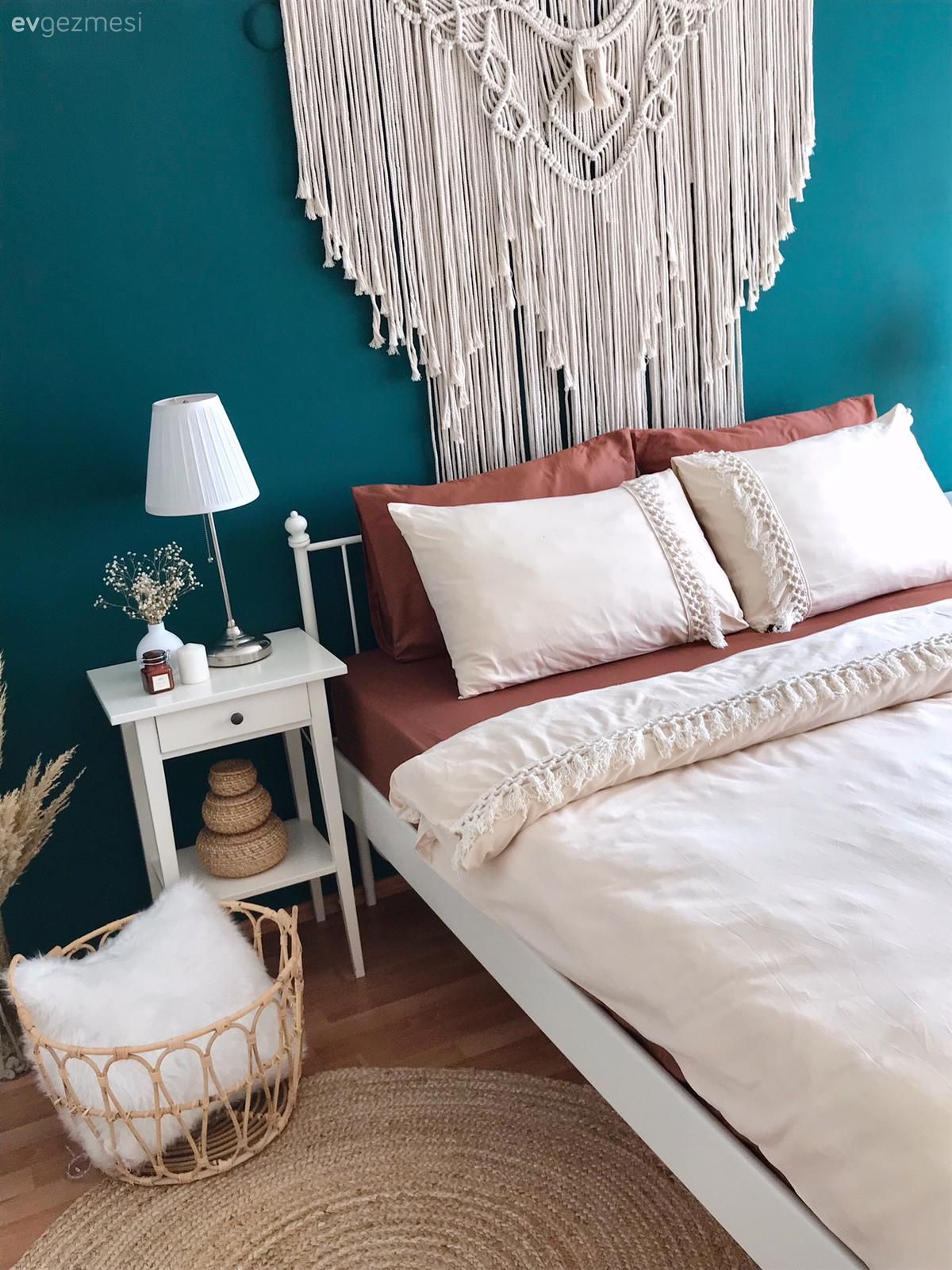Yatak Odası, Beyaz, İndigo Mavisi, Mavi duvar, Makrome duvar dekoru, Yatak örtüsü, Komodin, Abajur, Aydınlatma, Hasır sepet, Jüt halı, Halı