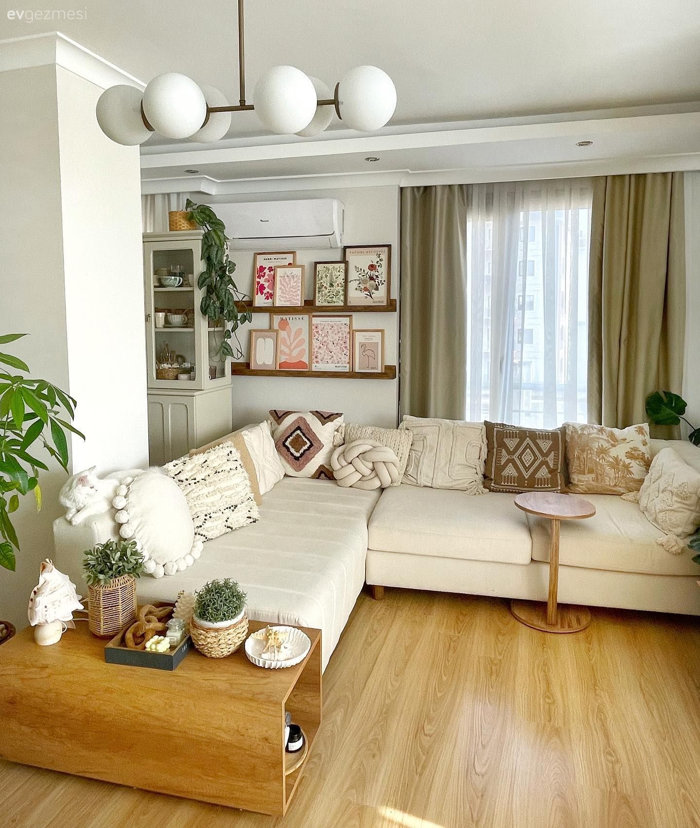 Enerjisi Bir Hayli Yüksek Bu Dekora Köşe Koltuk Pek Yakışmış!