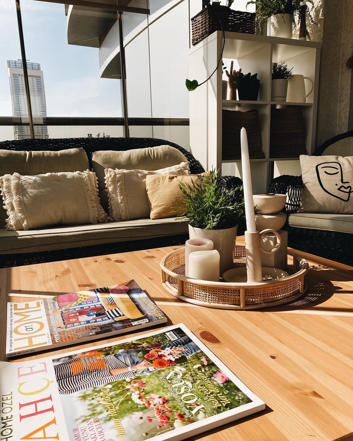 Balkon, Bohem Dekorasyon, Beyaz, Siyah, Krem, Kapalı balkon, Balkon perdesi, Balkon masası, Balkon oturma grubu, Kırlent, Ev tekstili