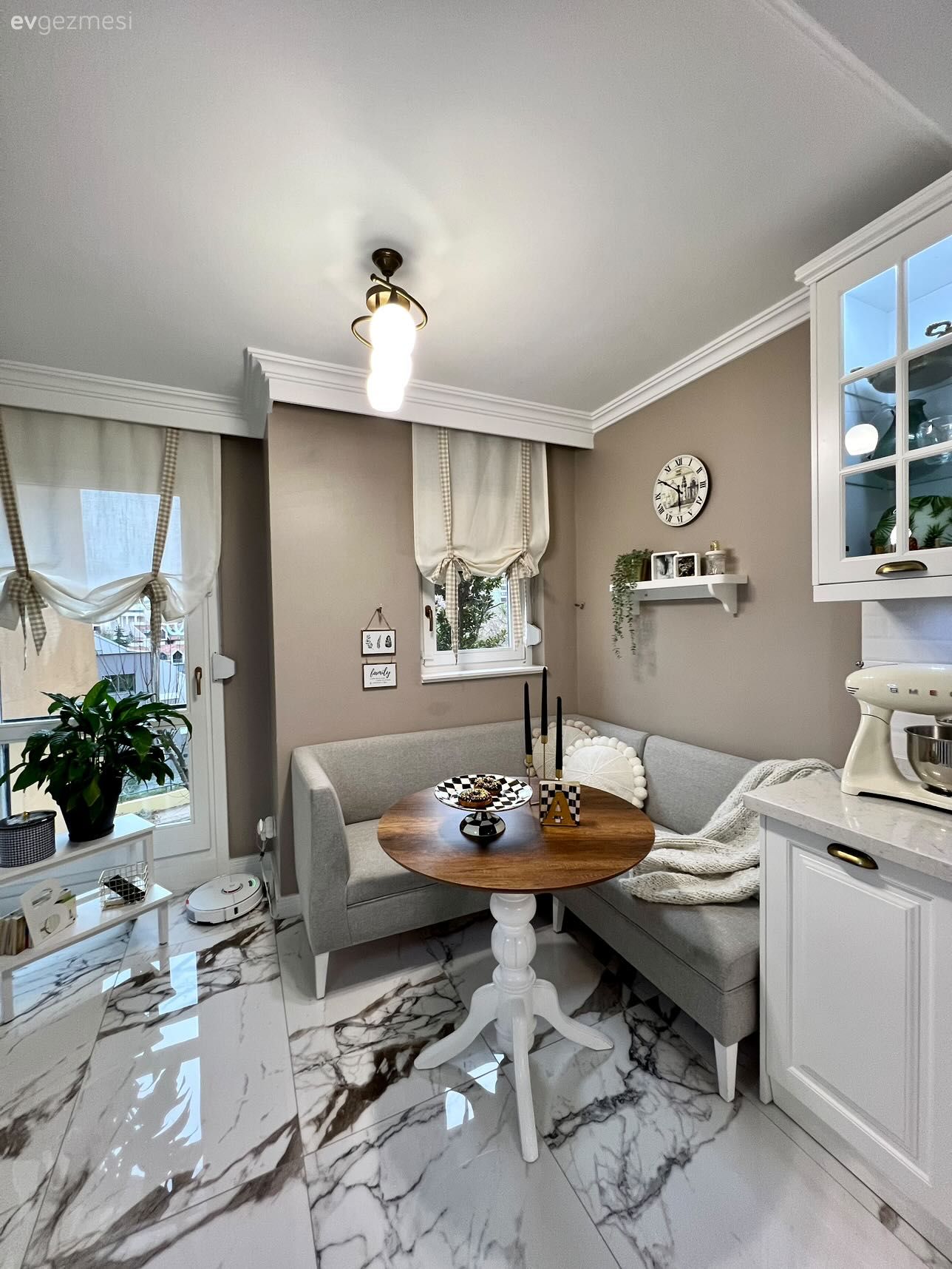 Mutfak köşesi, Mutfak, Krem, Vizon, Bej, Beyaz, Mutfak masası, Mutfak tezgahı, Mutfak tezgah arası, Tezgah arası seramik, Mutfak zemin seramikleri, Shaker kapaklı dolaplar, Mutfak Avize Modelleri, Mutfak perdesi