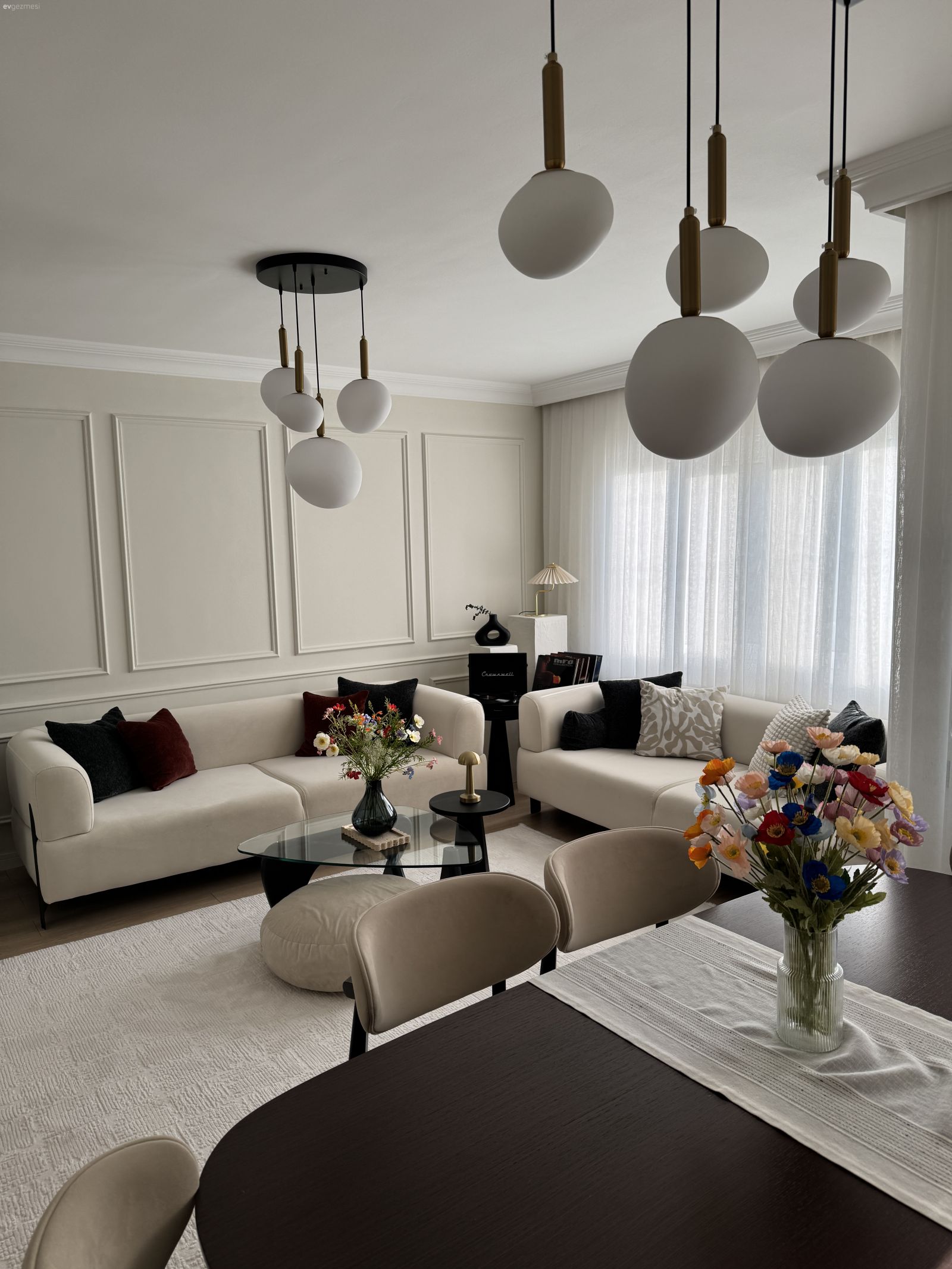 Bu Modern Salonda Krem Koltuklar Ferahlık ve Konfor Kaynağı