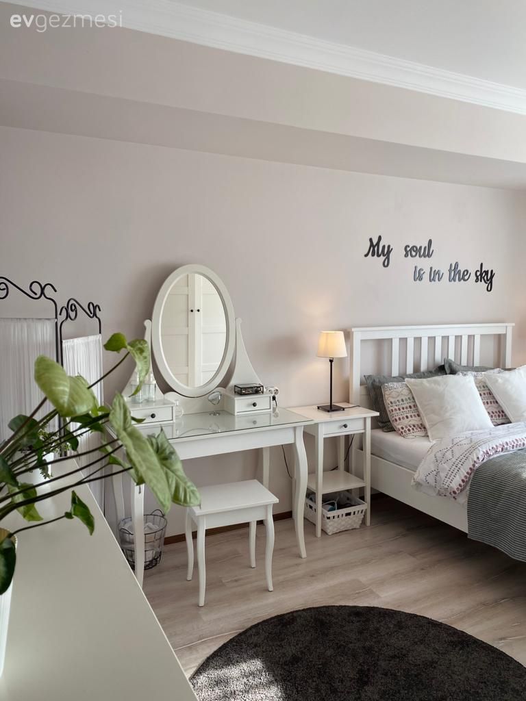 Yatak Odası, İskandinav, Beyaz, Gri, Krem duvar, Tül perde, Perde, Yuvarlak halı, Halı, Yatak odası halısı, Ev bitkisi, Yatak odası avizesi, Yatak odası duvar dekorasyonu, Makyaj masası, Makyaj aynası, Komodin, Abajur, Aydınlatma