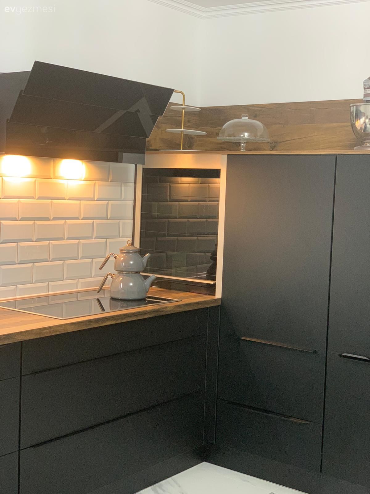 Mutfak, Siyah mutfak, Kahverengi, Modern mutfak, Beyaz, Ankastre, Mutfak tezgahı, Mutfak tezgah arası, Metro seramik, Seramik, Davlumbaz, Mutfak zemin seramikleri, Mutfak halısı, Spot aydınlatma, Aydınlatma