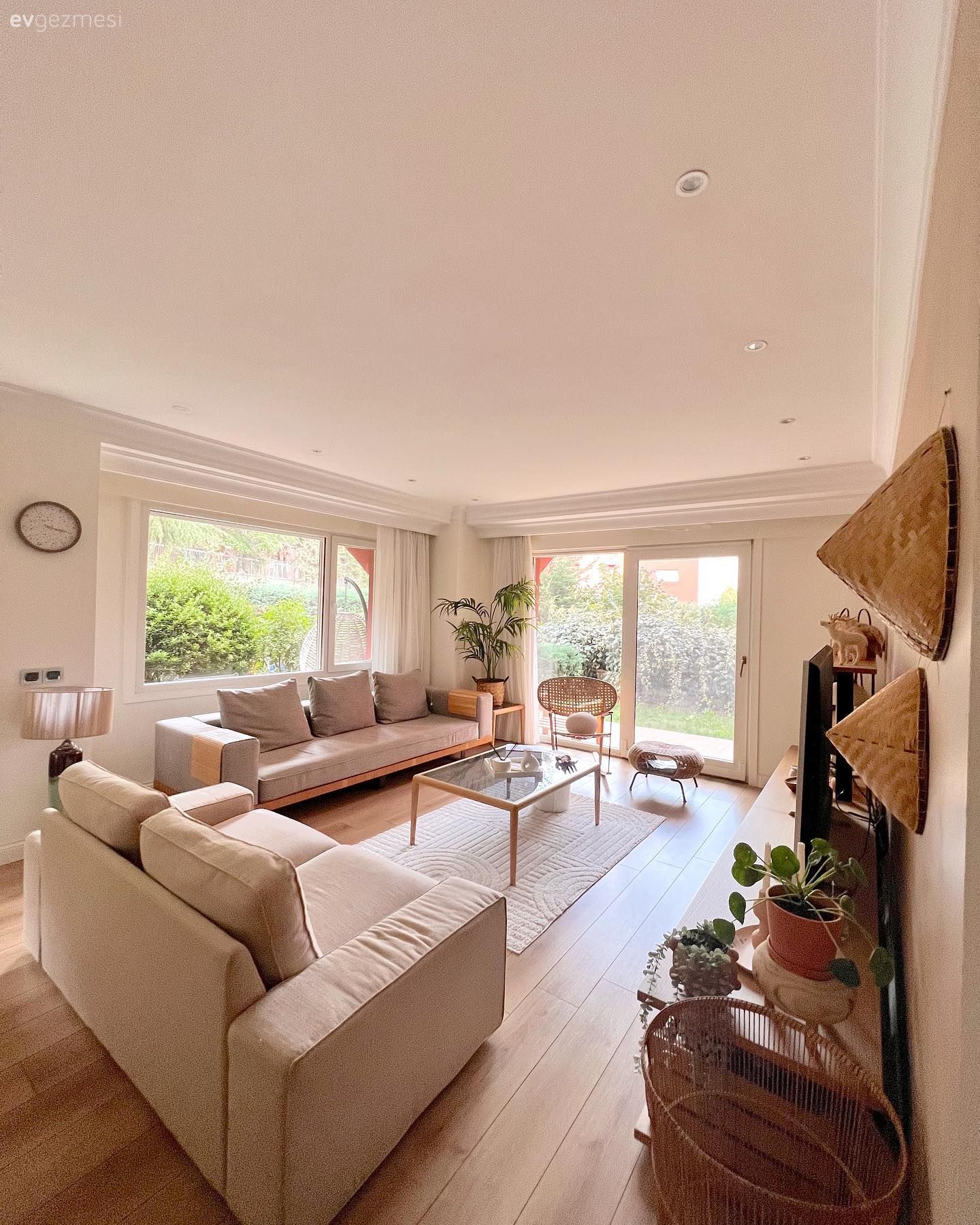 Salon, Modern, Bohem Dekorasyon, Koltuk takımı, Saksı, Ev bitkisi, Orta sehpa, Sehpa, Halı, Salon halısı, Tv ünitesi, Tv ünitesi aksesuarları, Ev Aksesuar, Dekoratif Objeler, Kırlent, Ev tekstili