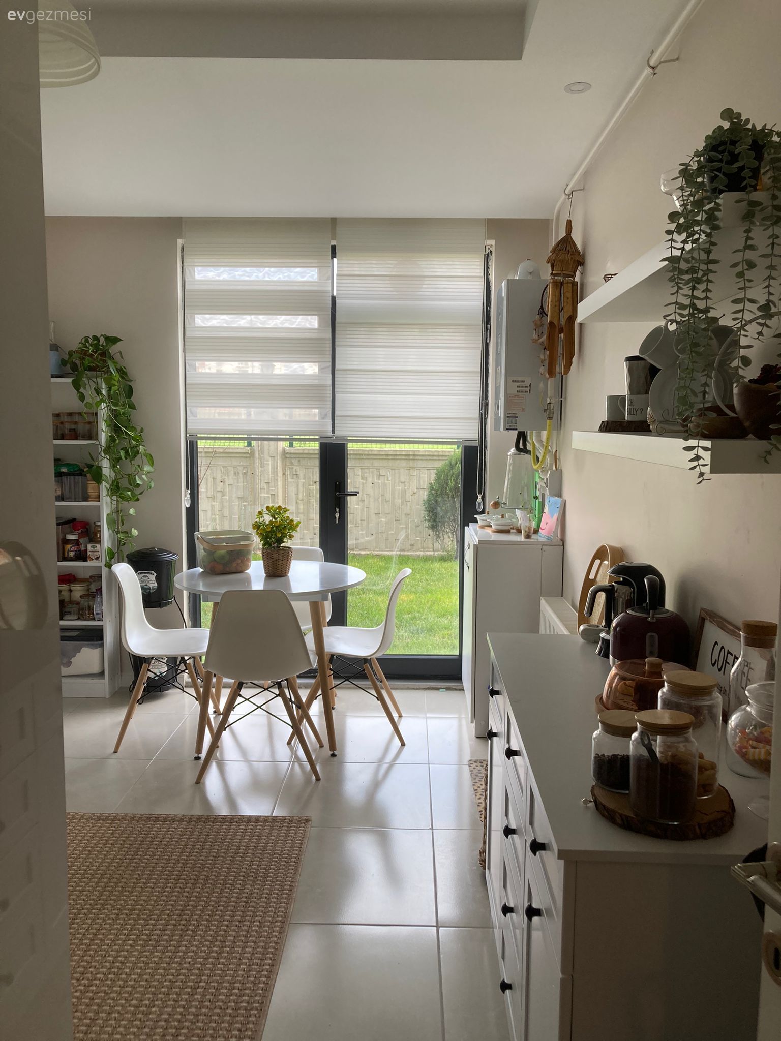 Mutfak, Beyaz, Sandalye, Mutfak masası, Kahve köşesi, Duvar rafı, Duvar dekorasyonu, Mutfak rafı, Dekoratif Objeler, Mutfak duvar dekorasyonu, Mutfak halısı